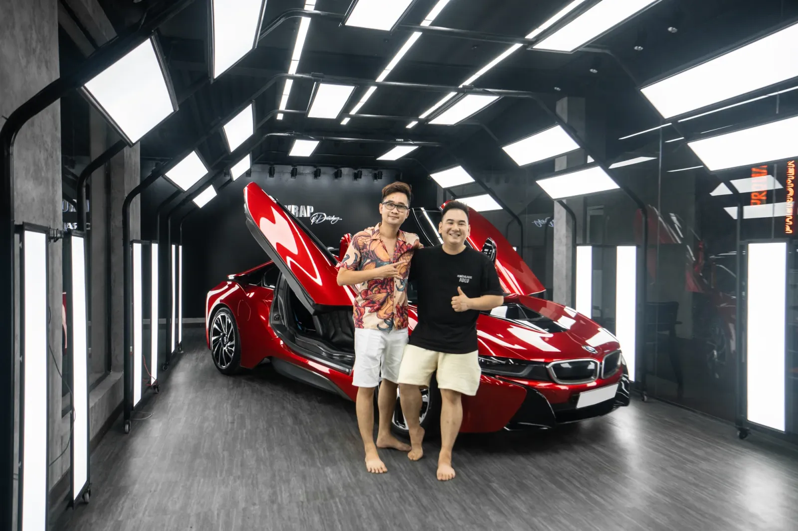 Dán đổi màu xe BMW i8 Gloss True Blood góc bên hông toàn thân