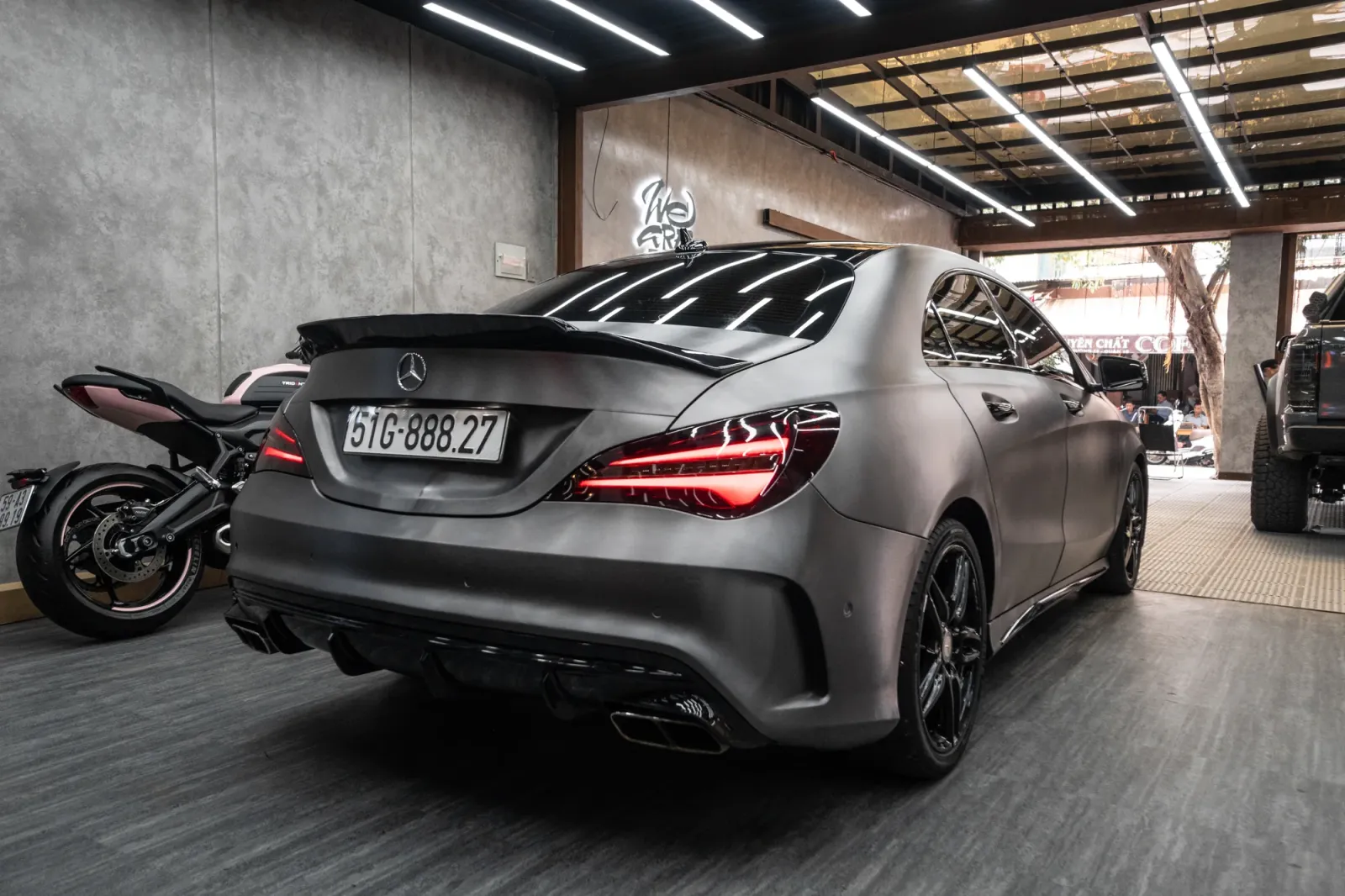 Dán đổi màu xe Mercedes CLA 200 Titanium Brushed góc 3/4 phía sau