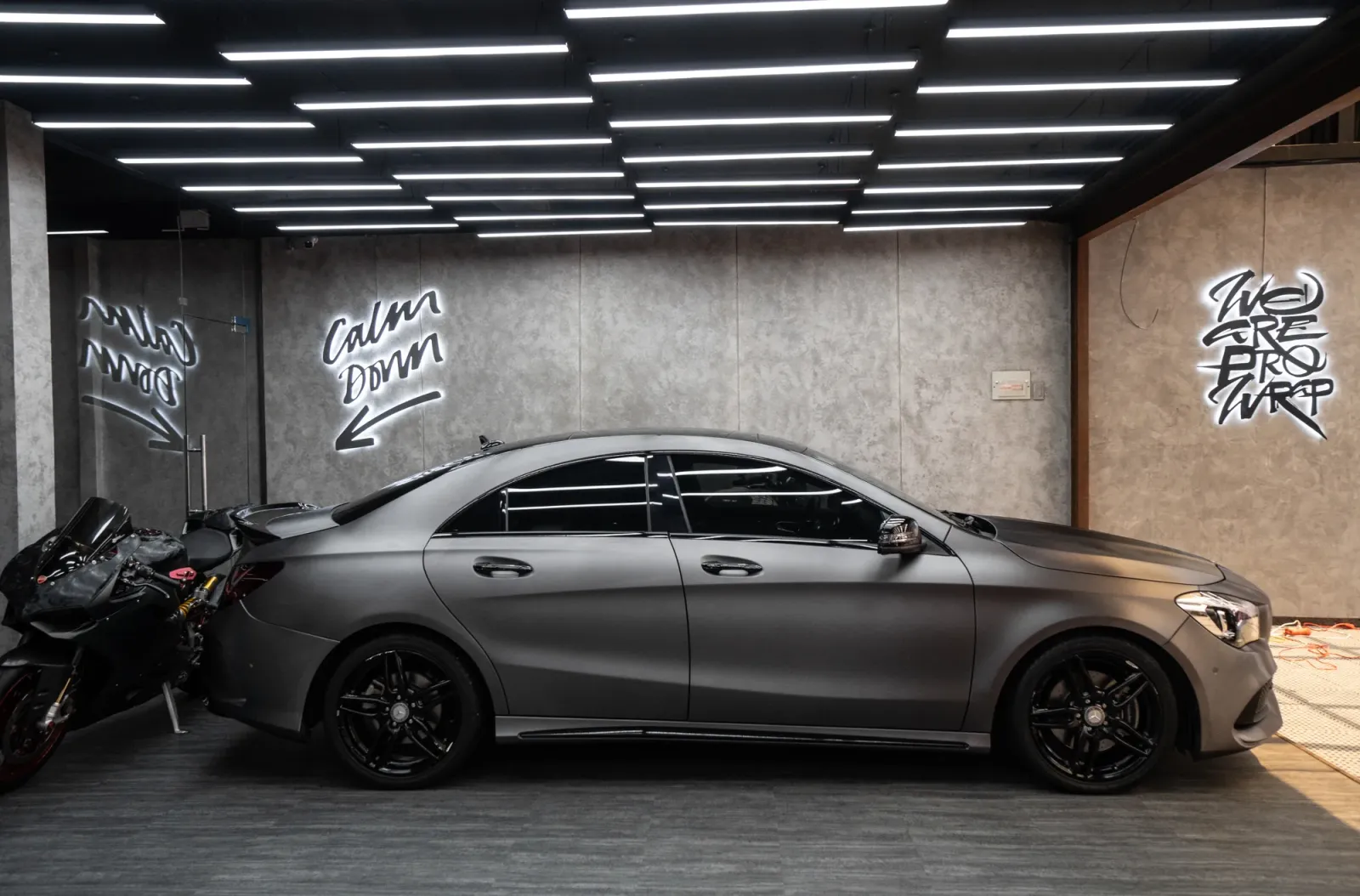 Mercedes CLA 200 Titanium Brushed nhìn ngang thân xe sau khi dán đổi màu