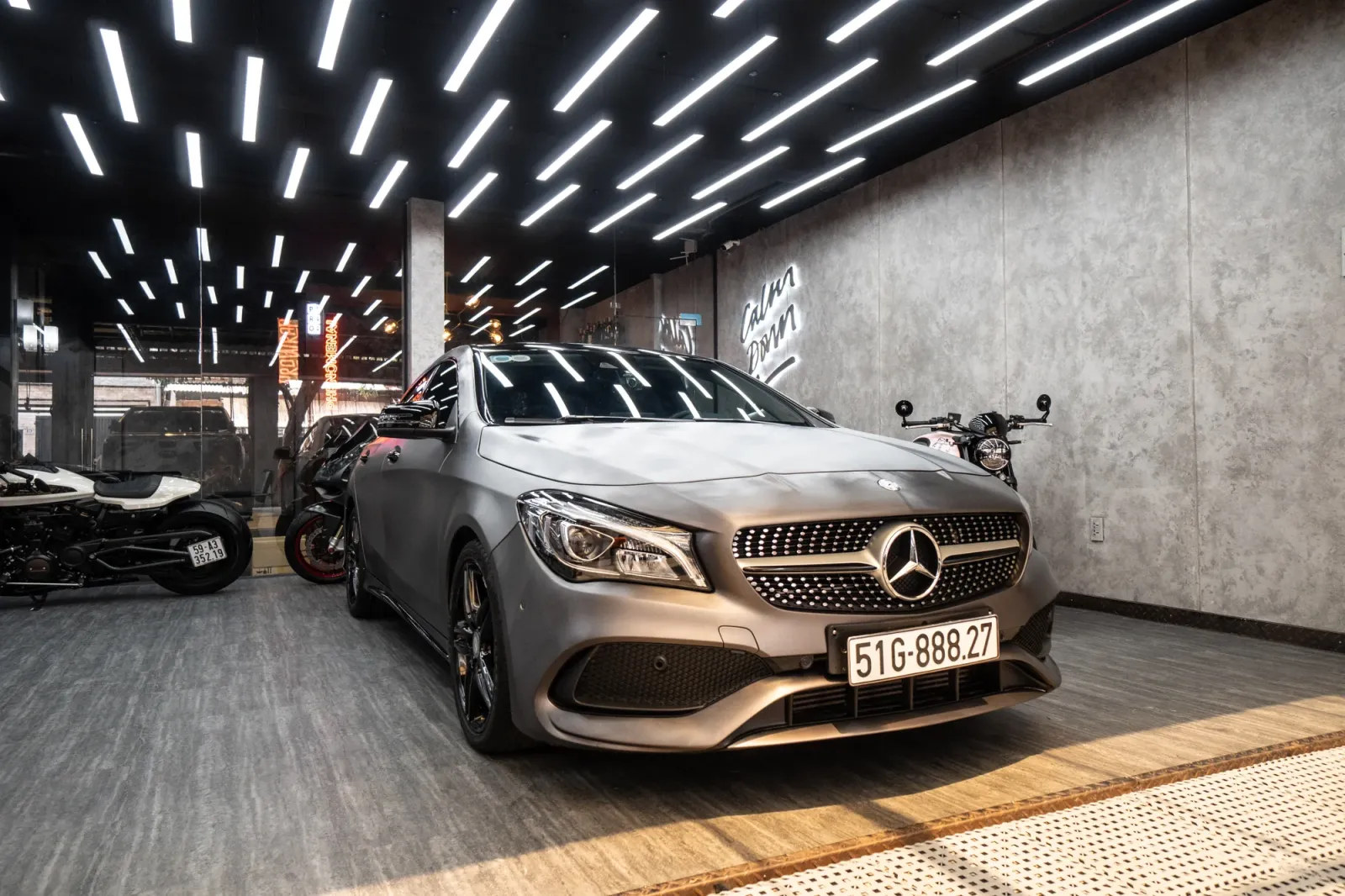 Dán đổi màu xe Mercedes CLA 200 Titanium Brushed góc 3/4 phía trước