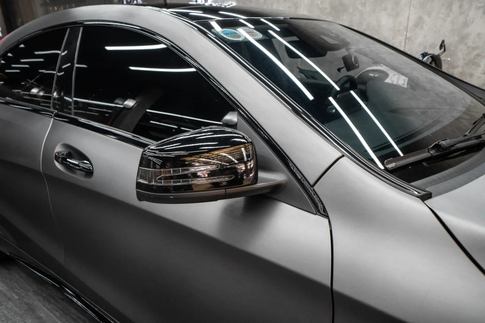 Dán đổi màu xe Mercedes CLA 200 Titanium Brushed cận cảnh cửa và gương
