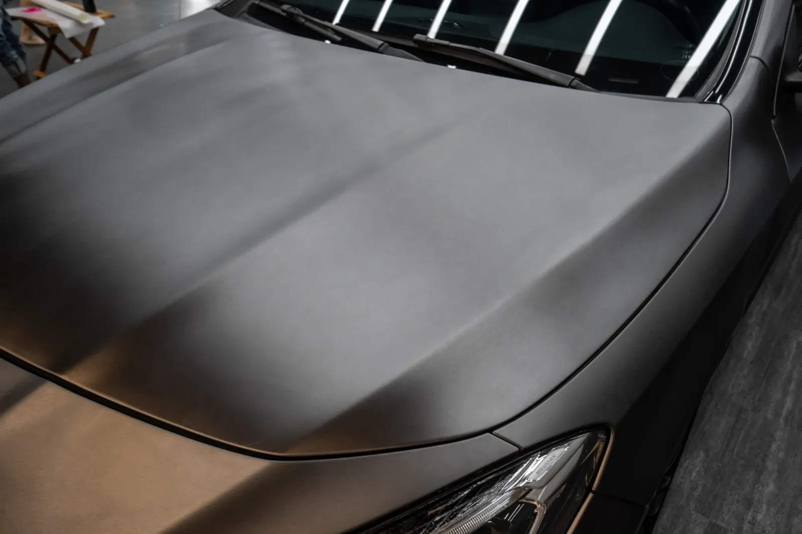 Dán đổi màu xe Mercedes CLA 200 Titanium Brushed cận cảnh capo