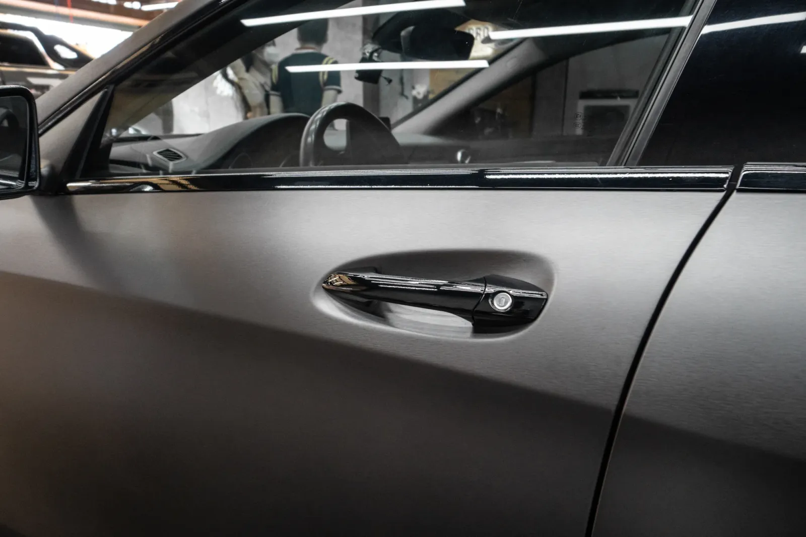 Dán đổi màu xe Mercedes CLA 200 Titanium Brushed chi tiết tay nắm cửa