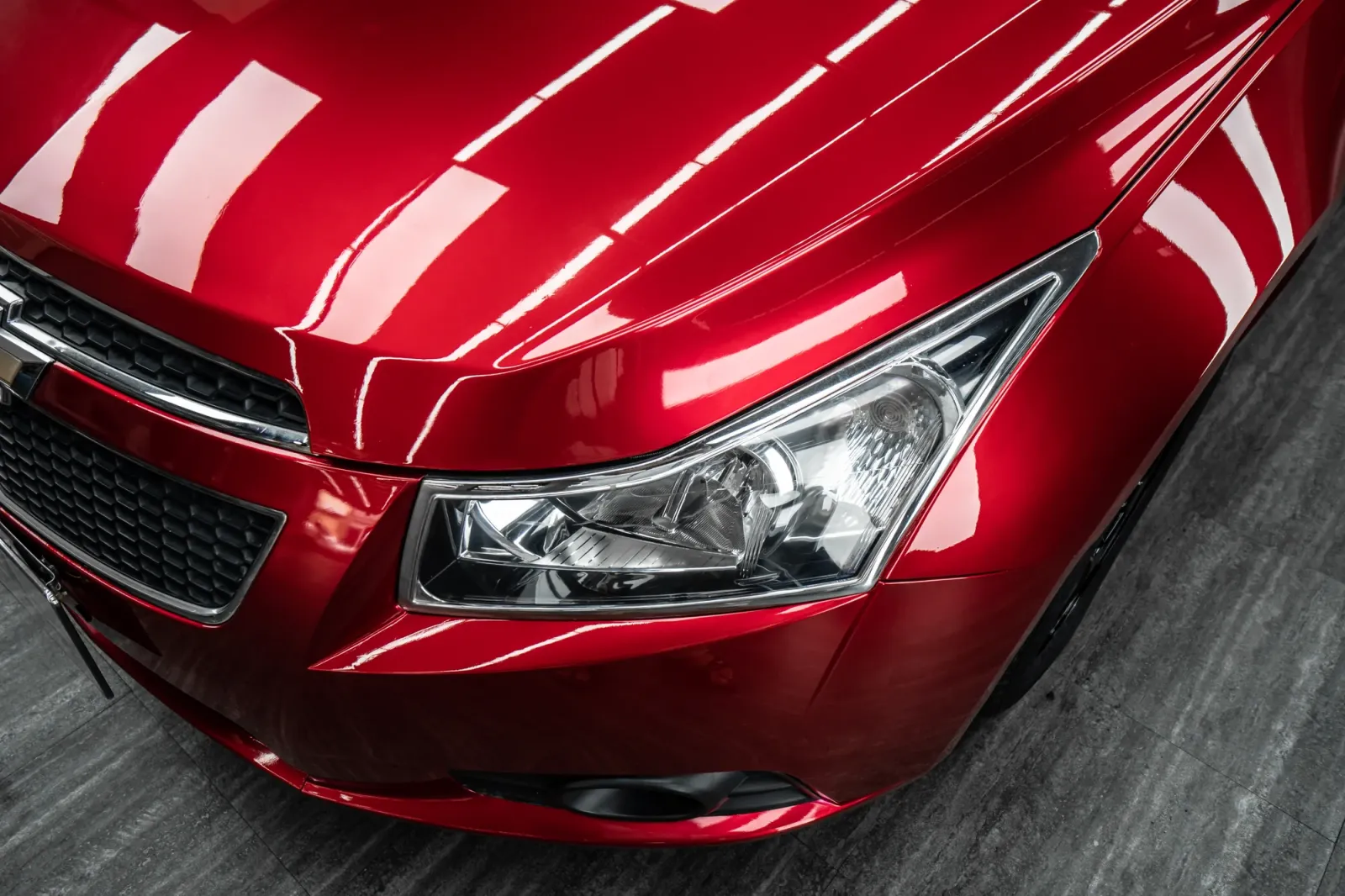 Dán đổi màu xe Chevrolet Cruze Gloss True Blood cận cảnh bề mặt sau khi dán