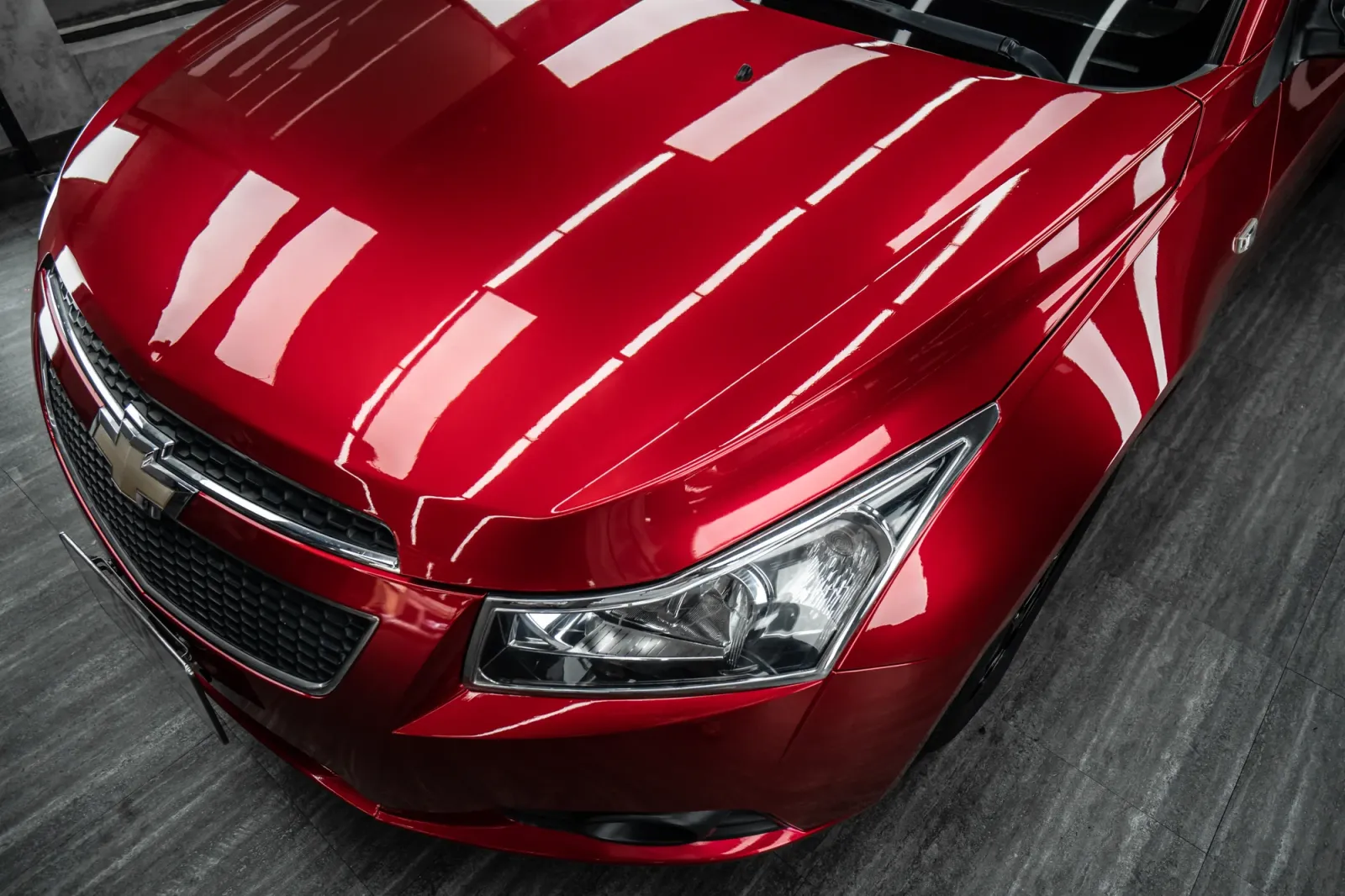 Dán đổi màu xe Chevrolet Cruze Gloss True Blood chi tiết capo và đèn