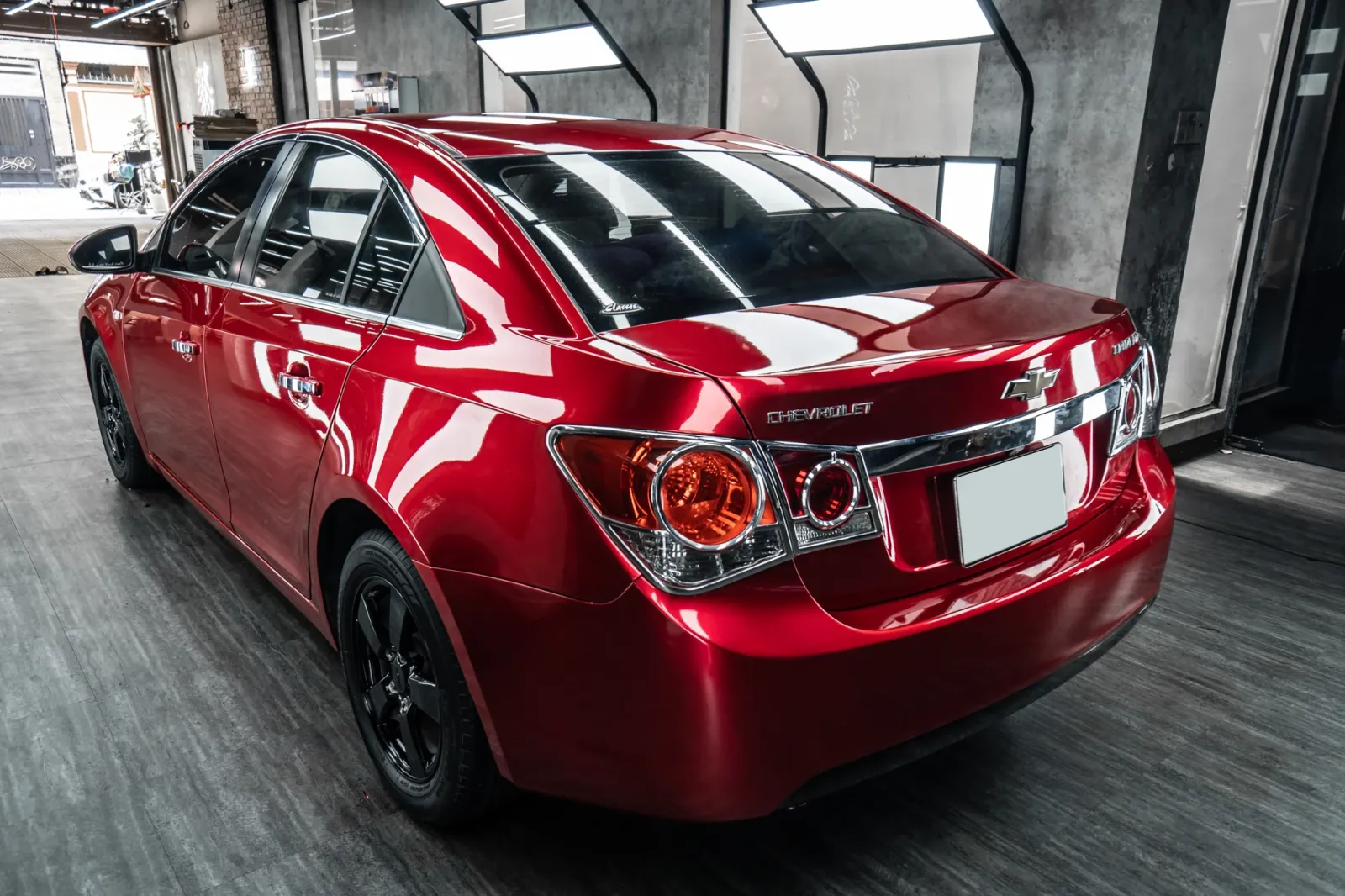 Dán đổi màu xe Chevrolet Cruze Gloss True Blood tổng thể phía sau