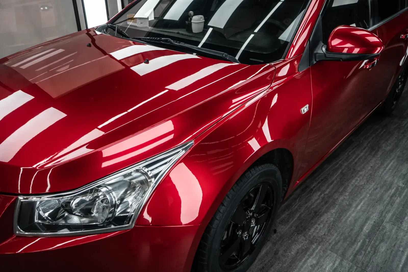 Dán đổi màu xe Chevrolet Cruze Gloss True Blood cận cảnh capo và đầu xe