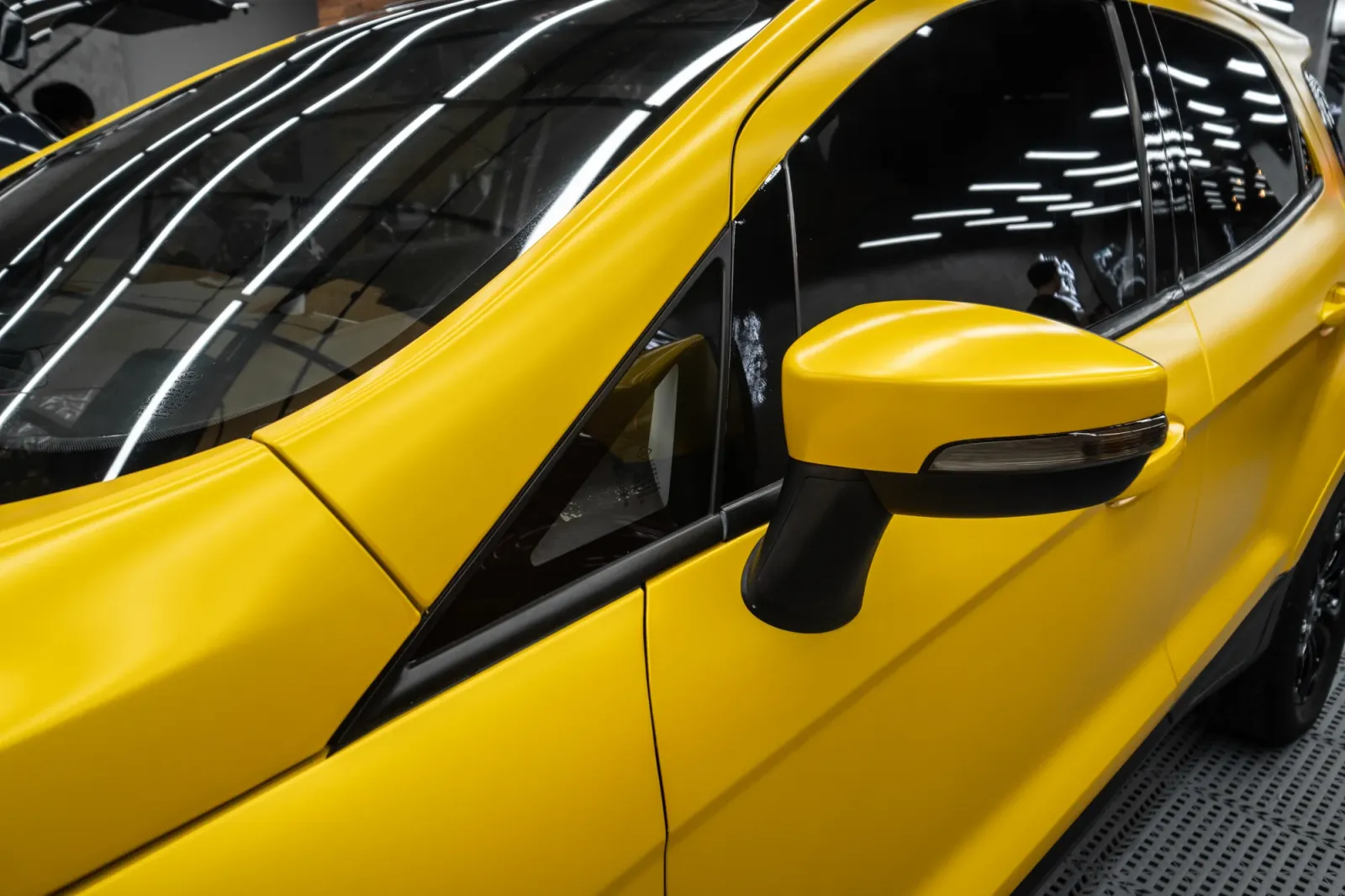 Ford EcoSport Satin Yellow Metallic cận cảnh gương và cửa xe
