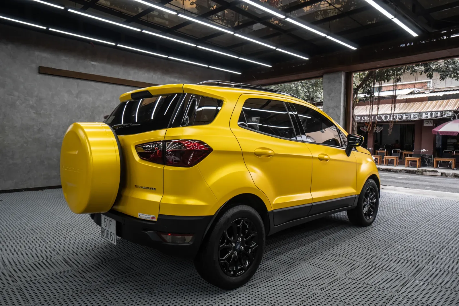 Dán đổi màu xe Ford EcoSport Satin Yellow Metallic góc hông phía sau