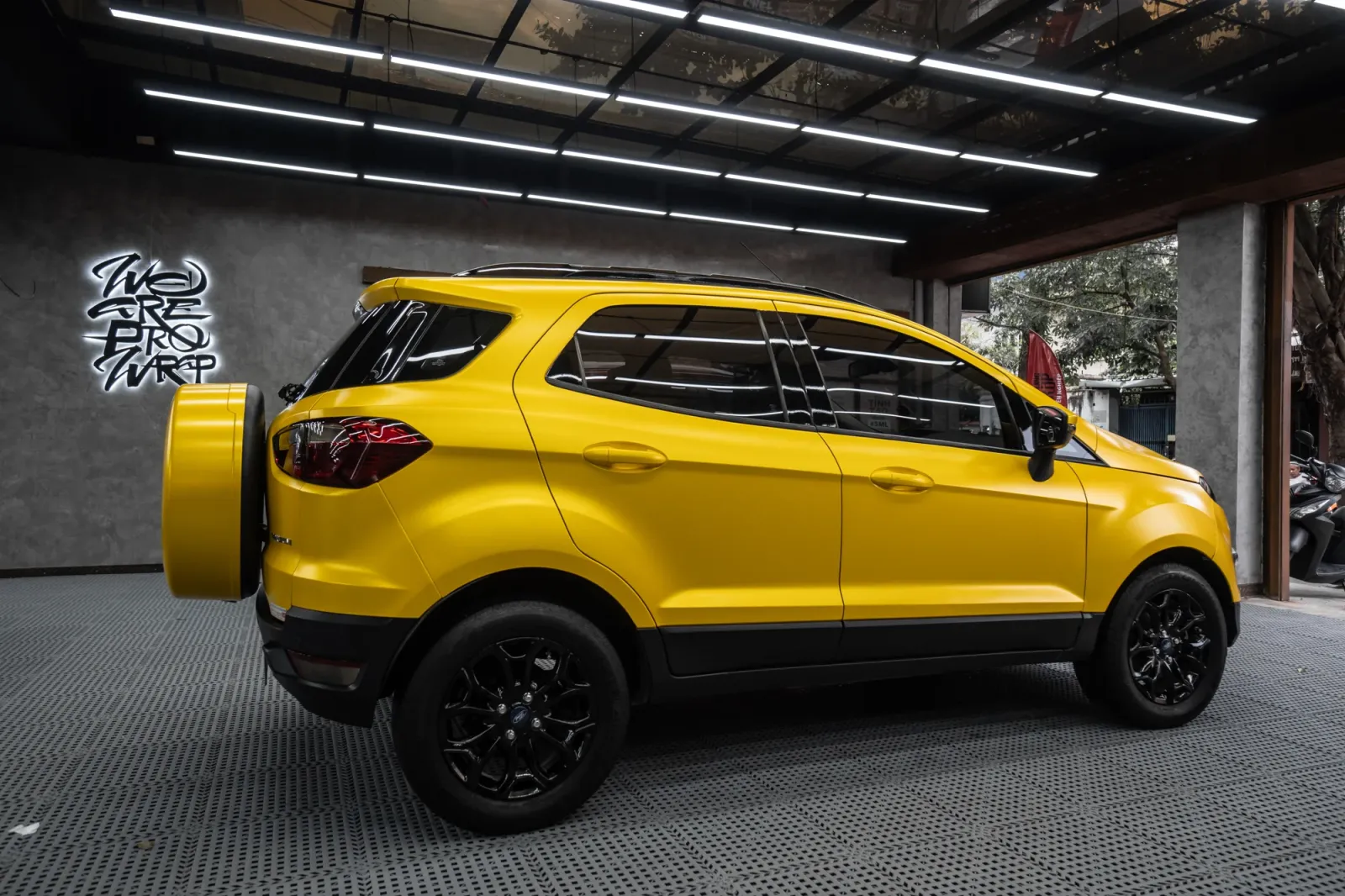 Dán đổi màu xe Ford EcoSport Satin Yellow Metallic toàn bộ thân xe