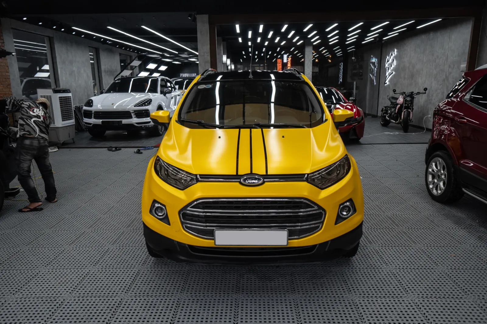 Ford EcoSport Satin Yellow Metallic cận cảnh đầu xe và capo
