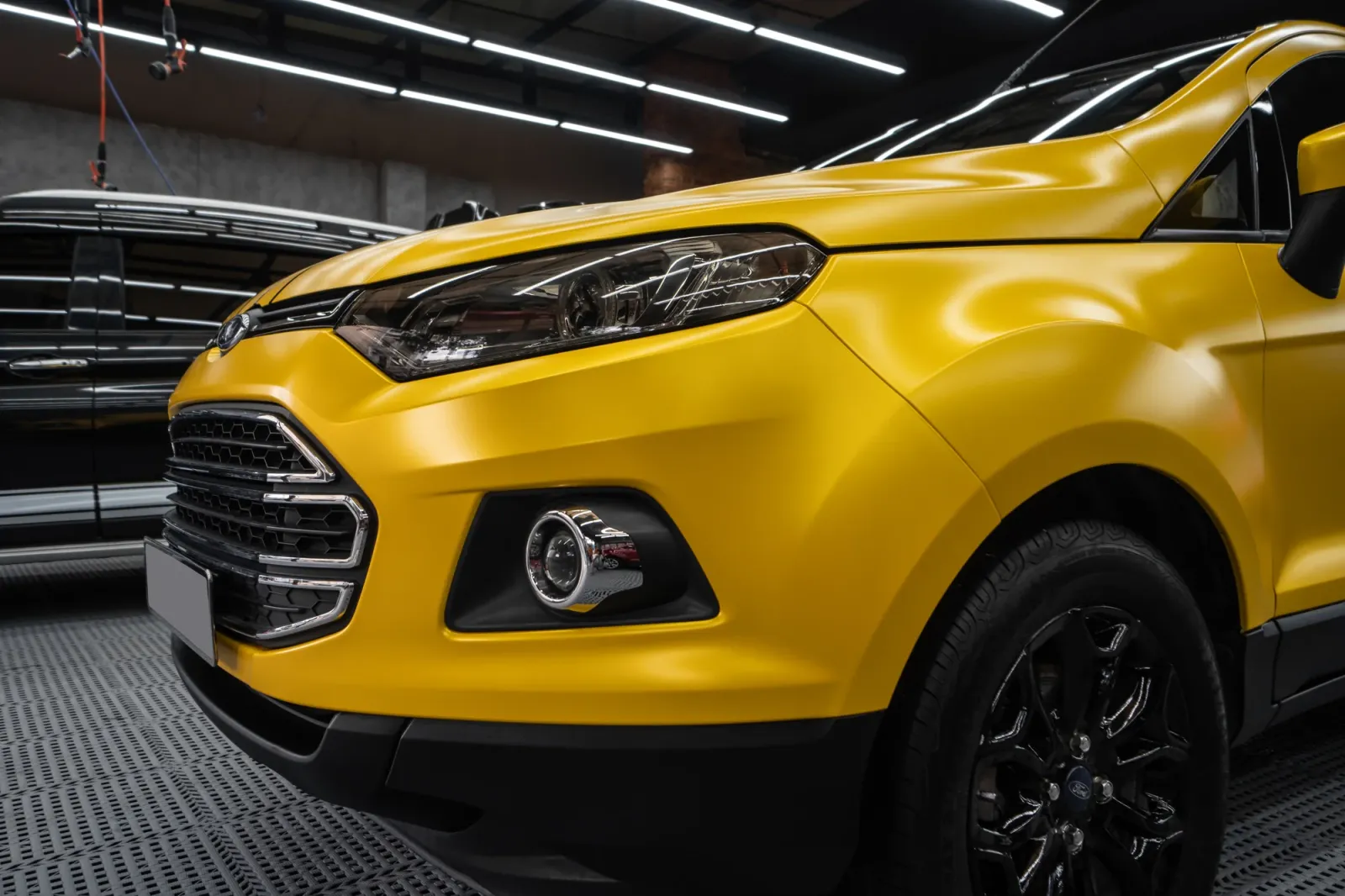 Dán đổi màu xe Ford EcoSport Satin Yellow Metallic góc cận cảng trước