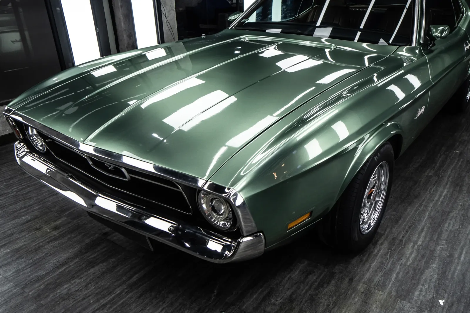 Wrap Ford Mustang 1970 Turquoise Green cận cảnh đầu xe và capo