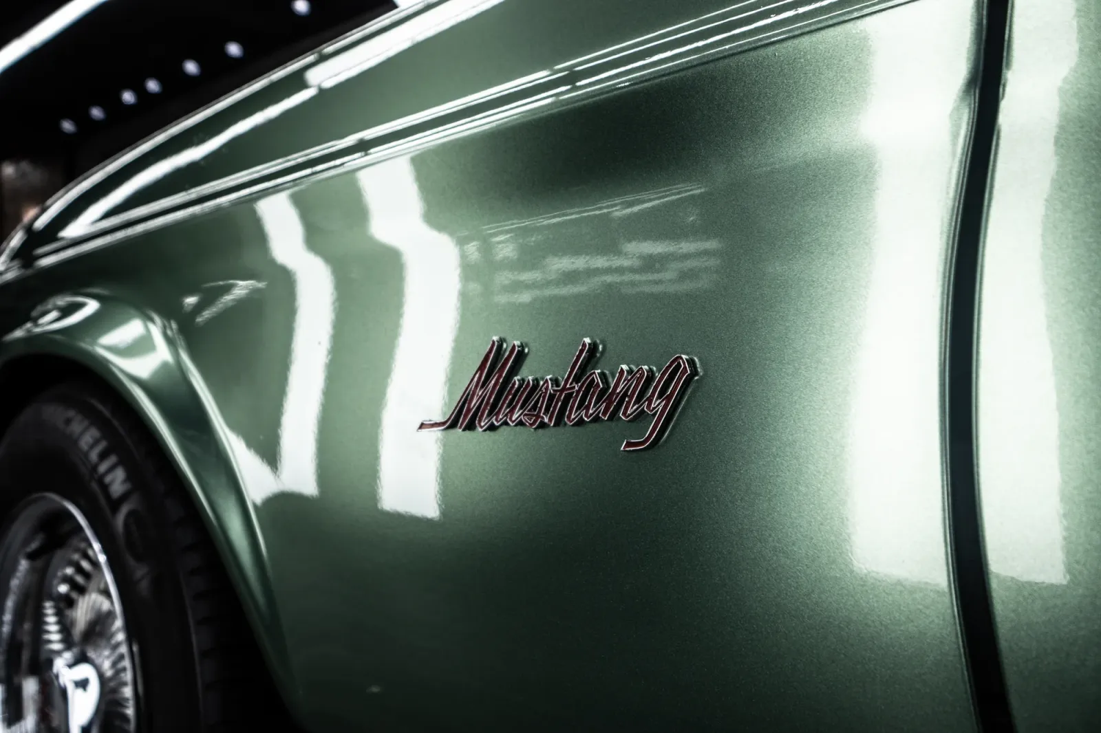 Ford Mustang 1970 Wrap Turquoise Green cận cảnh thân xe bóng