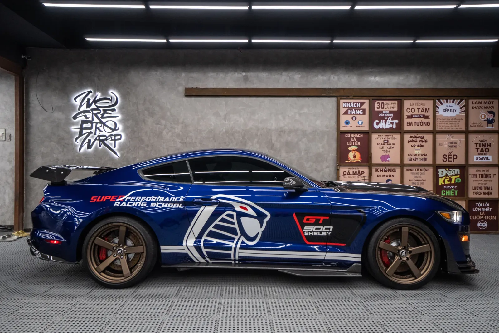 Wrap Ford Mustang 5.0 Snake xanh góc ngang toàn thân xe