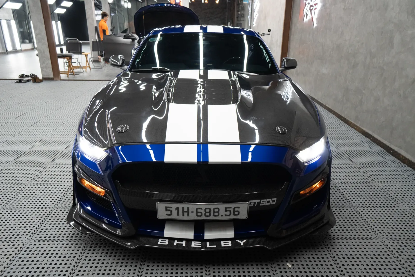 Ford Mustang 5.0 Wrap Snake cận cảnh capo và đầu xe