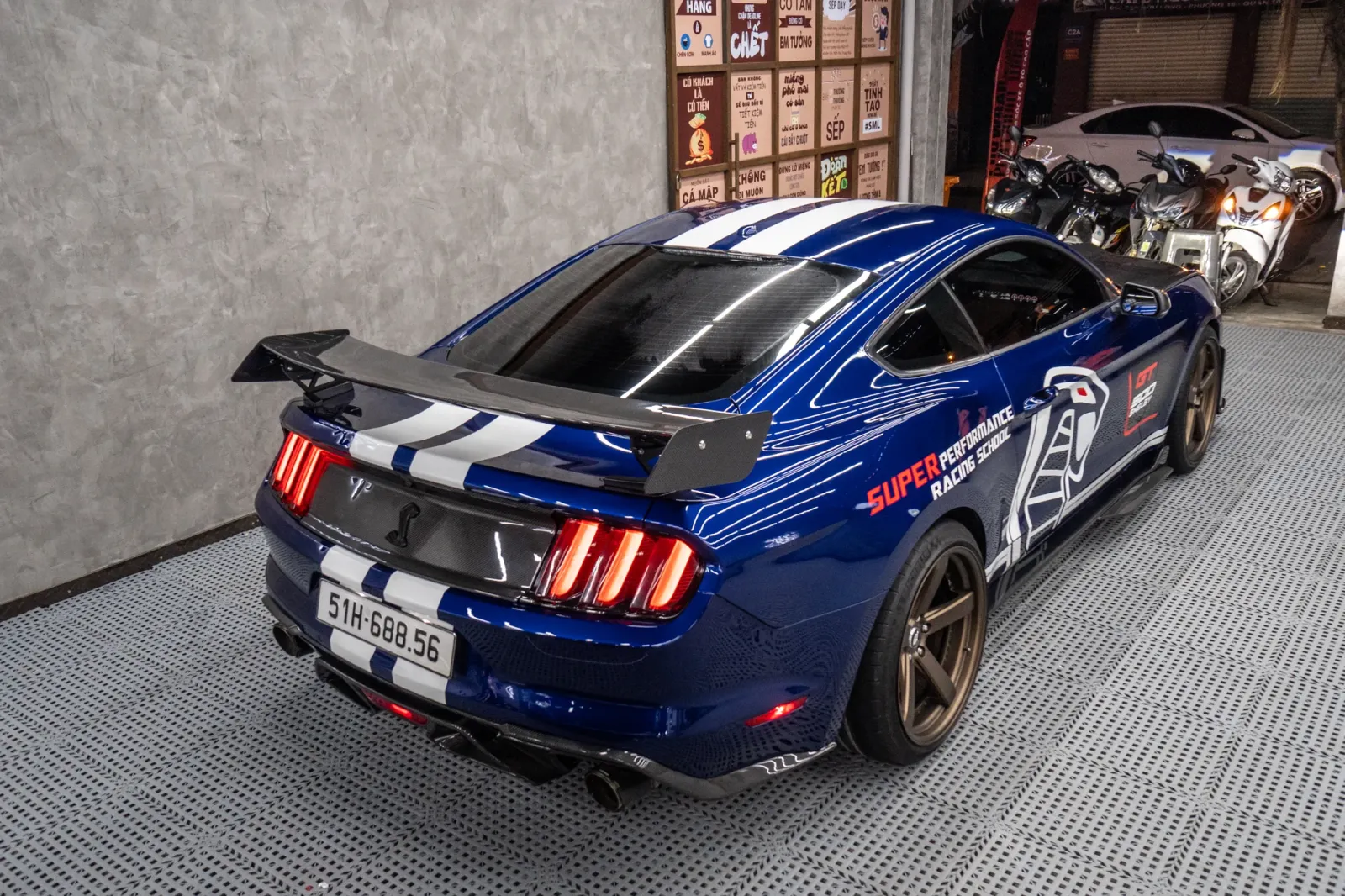 Wrap Ford Mustang 5.0 Snake góc phía sau với họa tiết thể thao