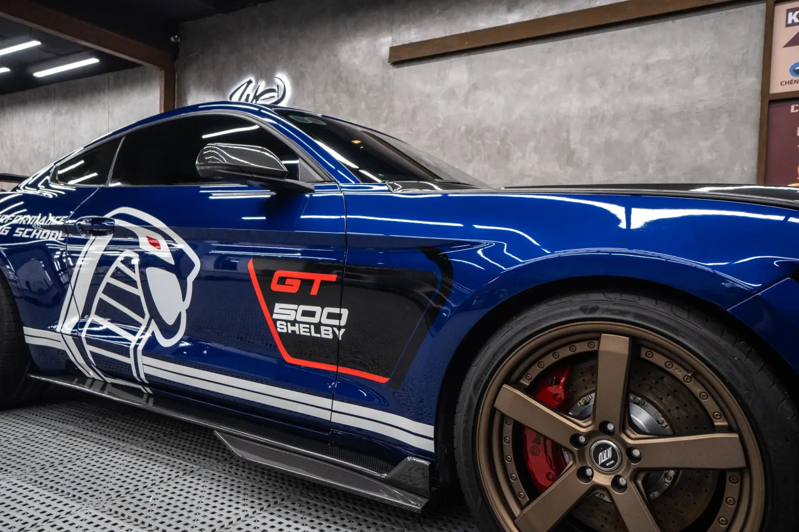 Ford Mustang 5.0 Wrap Snake cận cảnh họa tiết bên hông xe