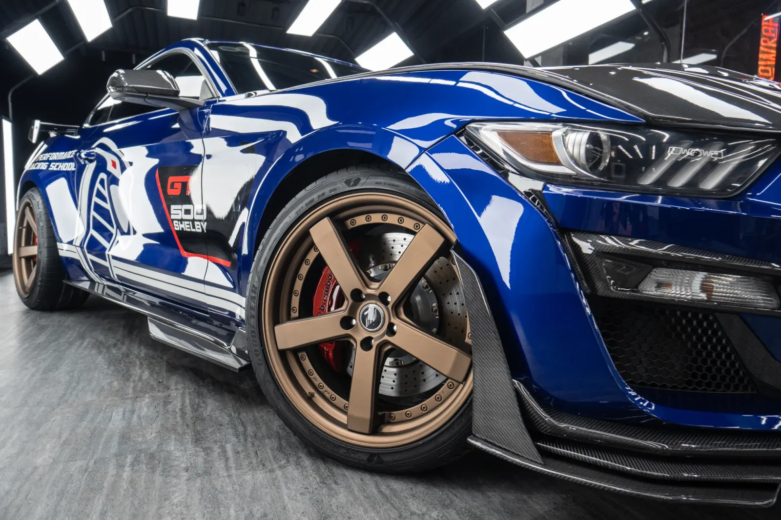 Ford Mustang 5.0 Wrap Snake thiết kế xanh trắng đen đỏ góc 3/4