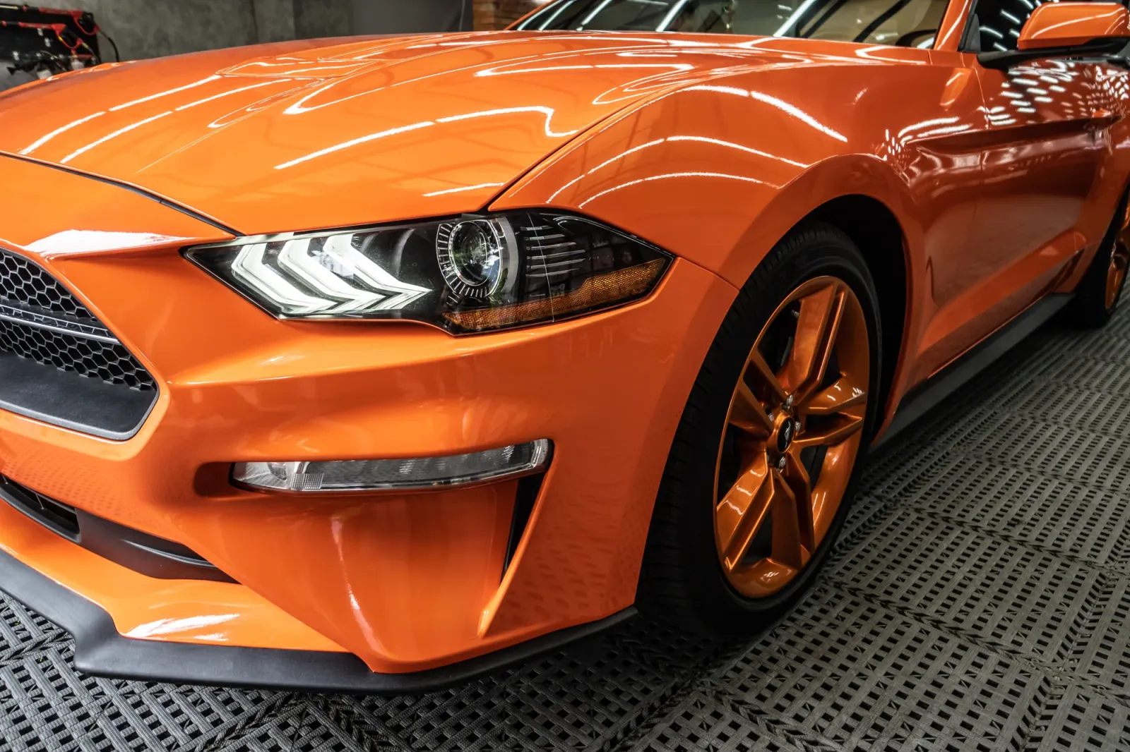 Dán đổi màu xe Ford Mustang Gloss Burn Orange góc 3/4