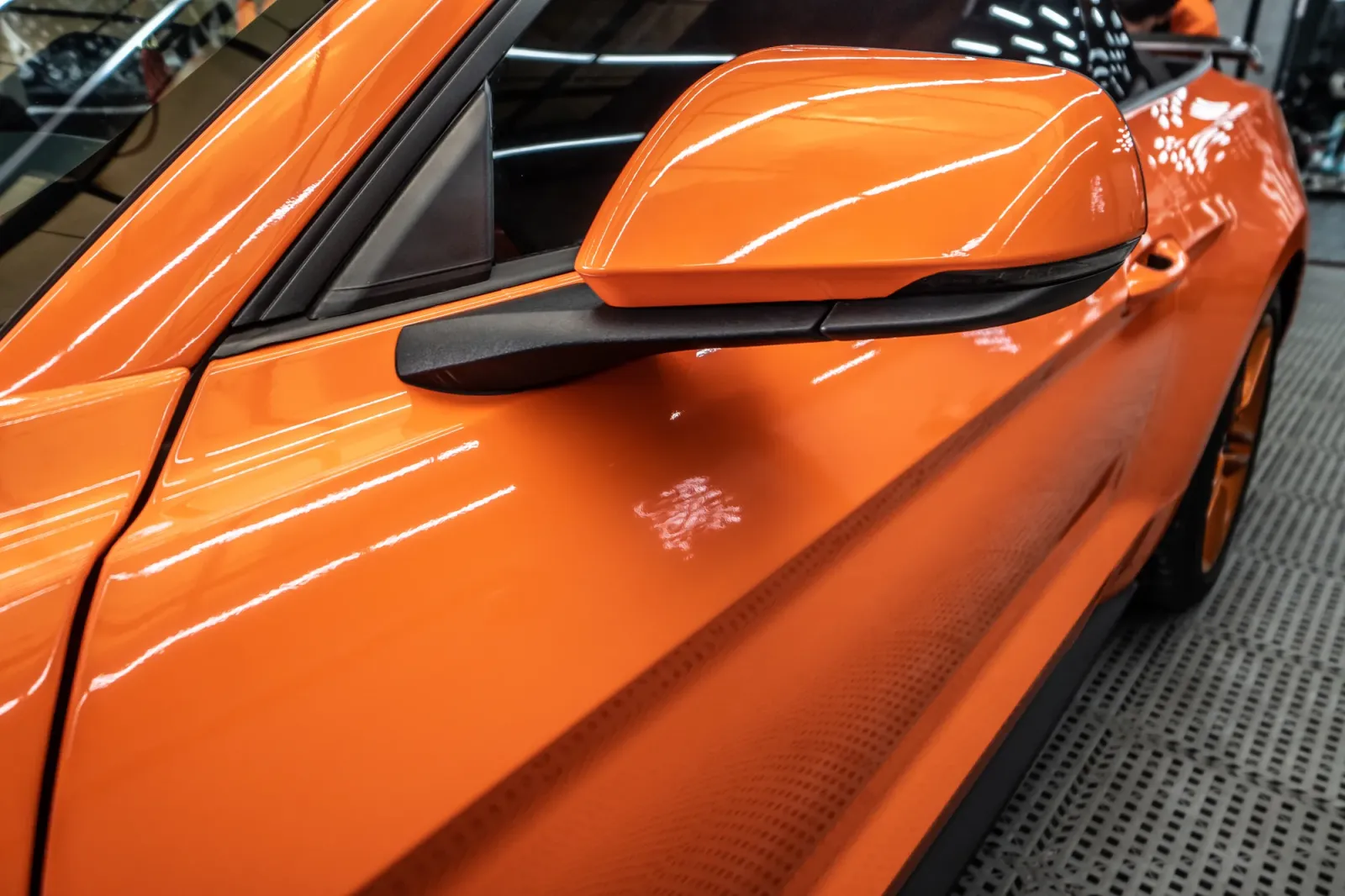 Dán đổi màu xe Ford Mustang Gloss Burn Orange cận cảnh cửa và gương