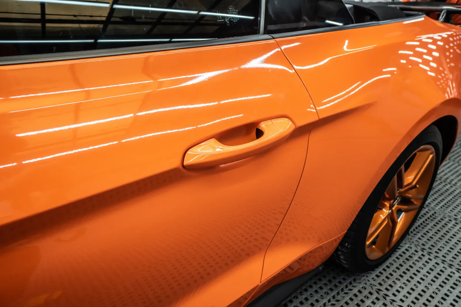 Dán đổi màu xe Ford Mustang Gloss Burn Orange cận cảnh tay nắm cửa