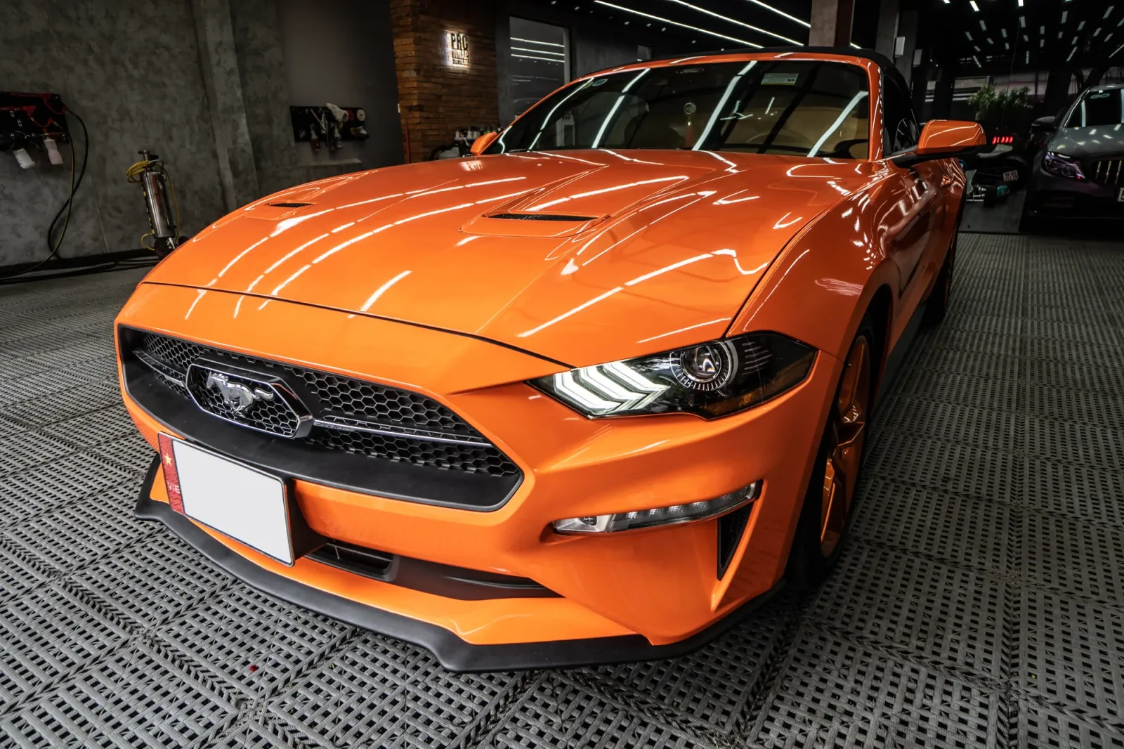 Gloss Burn Orange – sắc cam nổi bật trên Ford Mustang  Gloss Burn Orange là tông màu phù hợp với những mẫu xe có thiết kế thiên về thể thao và cá tính. Trên Ford Mustang, bề mặt Gloss giúp màu cam có chiều sâu hơn, đặc biệt khi ánh sáng phản chiếu trên phần capo, vòm bánh và hai bên thân xe.  Ở góc nhìn trực diện, màu cam làm nổi bật phần đầu xe và các đường nét cơ bắp vốn là đặc trưng trong thiết kế Mustang. Khi thay đổi góc quan sát, những vùng sáng tối trên bề mặt wrap cũng thay đổi theo, tạo cảm giác thân xe có chiều sâu và chuyển động hơn.