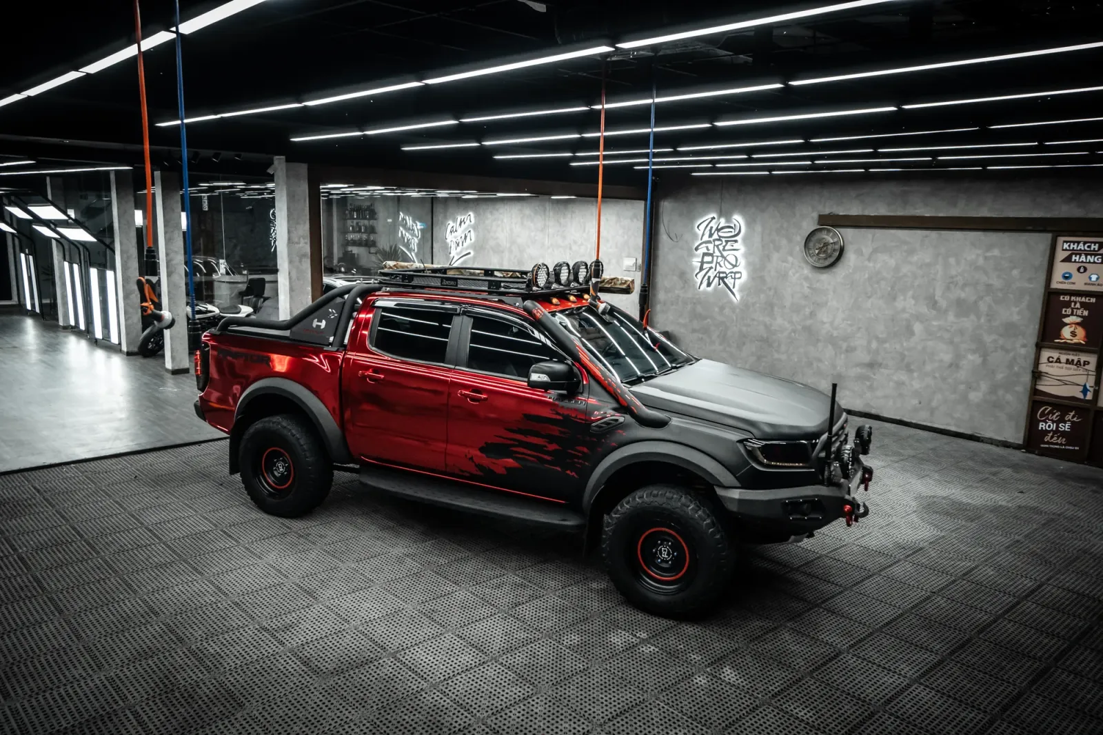 Dán đổi màu xe Ford Ranger Raptor Chrome Red Matte Black góc tổng thể