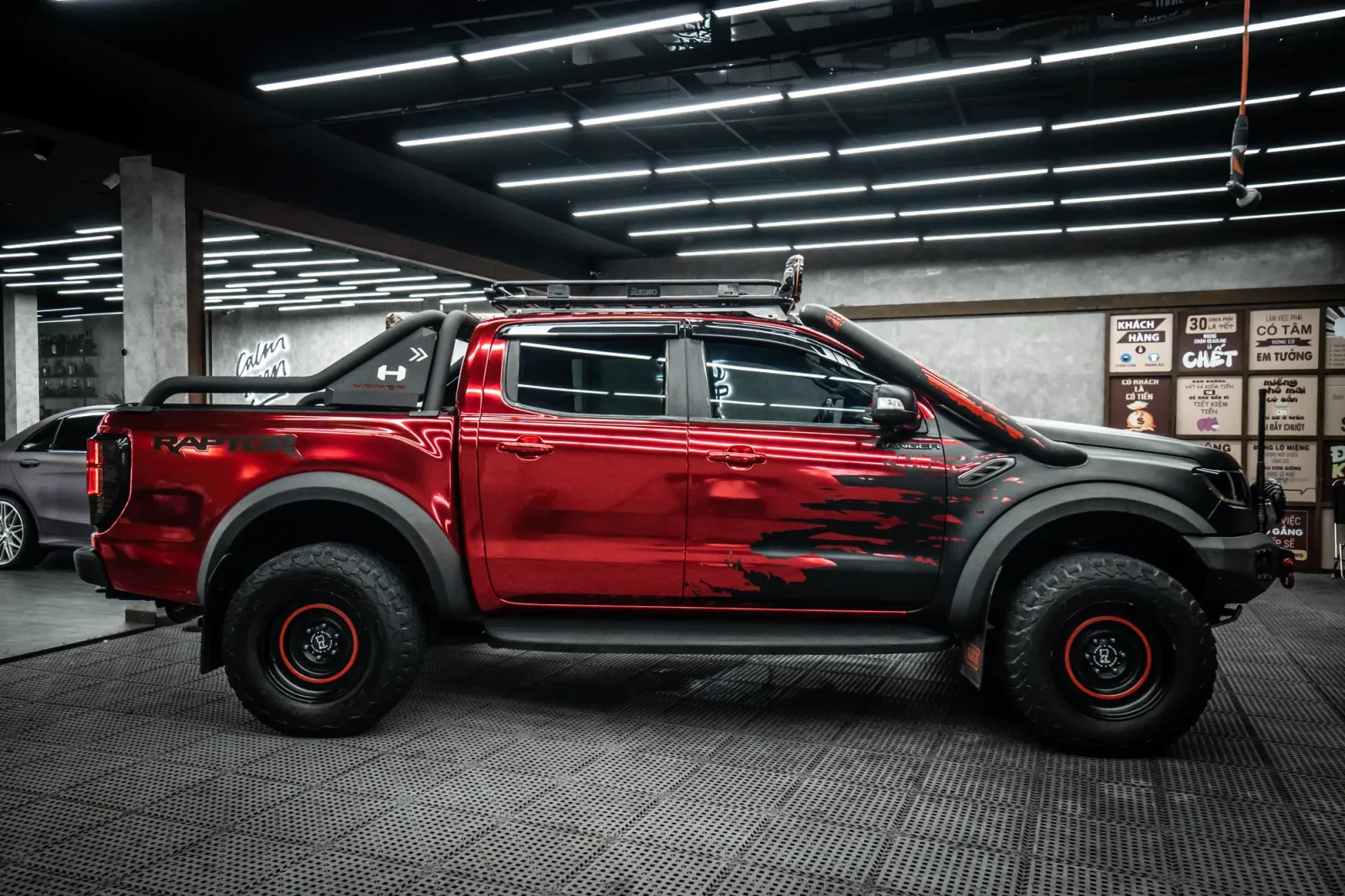 Dán đổi màu xe Ford Ranger Raptor Chrome Red Matte Black góc bên hông