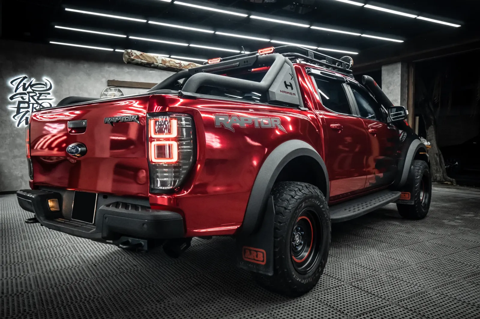 Dán đổi màu xe Ford Ranger Raptor Matte Black Chrome Red phần thùng xe