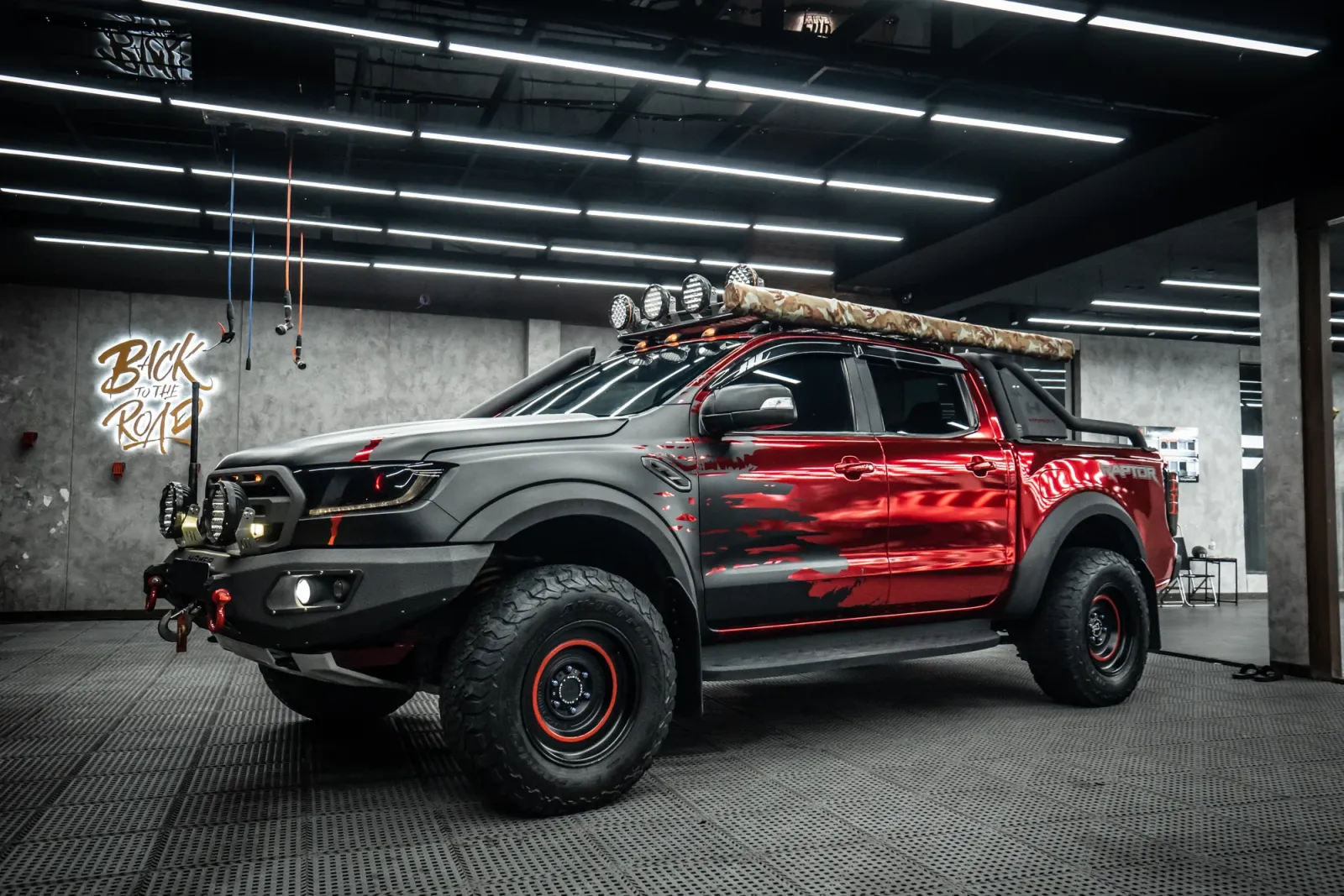 Dán đổi màu xe Ford Ranger Raptor Chrome Red Matte Black góc 3/4