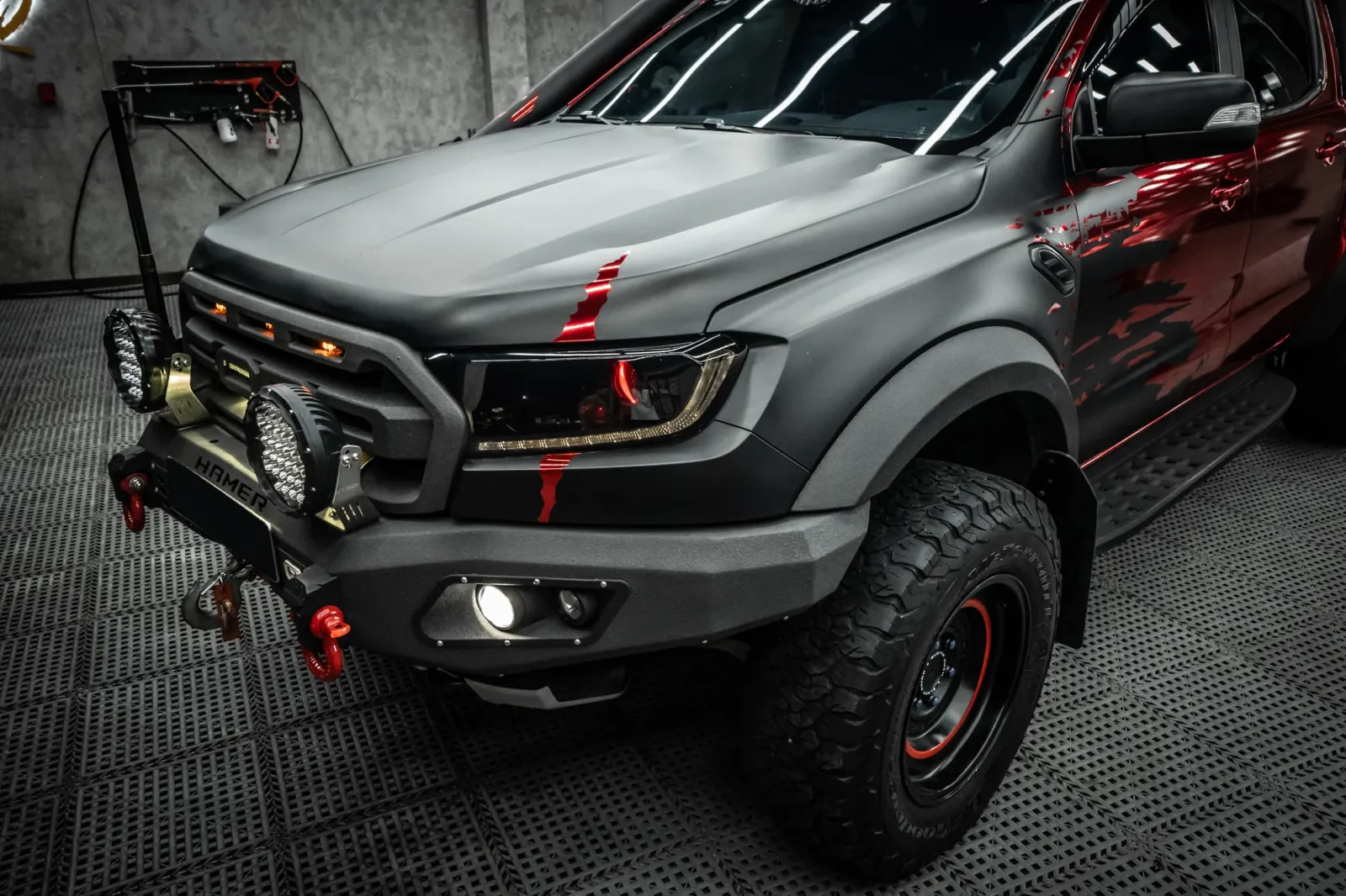 Dán đổi màu xe Ford Ranger Raptor Chrome Red chi tiết đầu xe