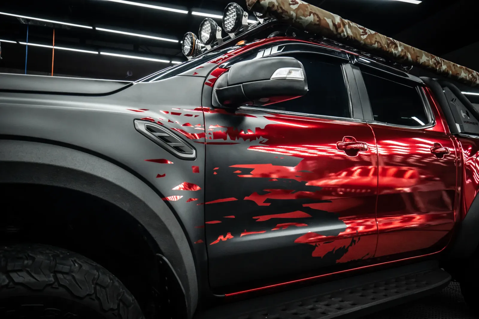 Dán đổi màu xe Ford Ranger Raptor Chrome Red Matte Black phong cách off-road