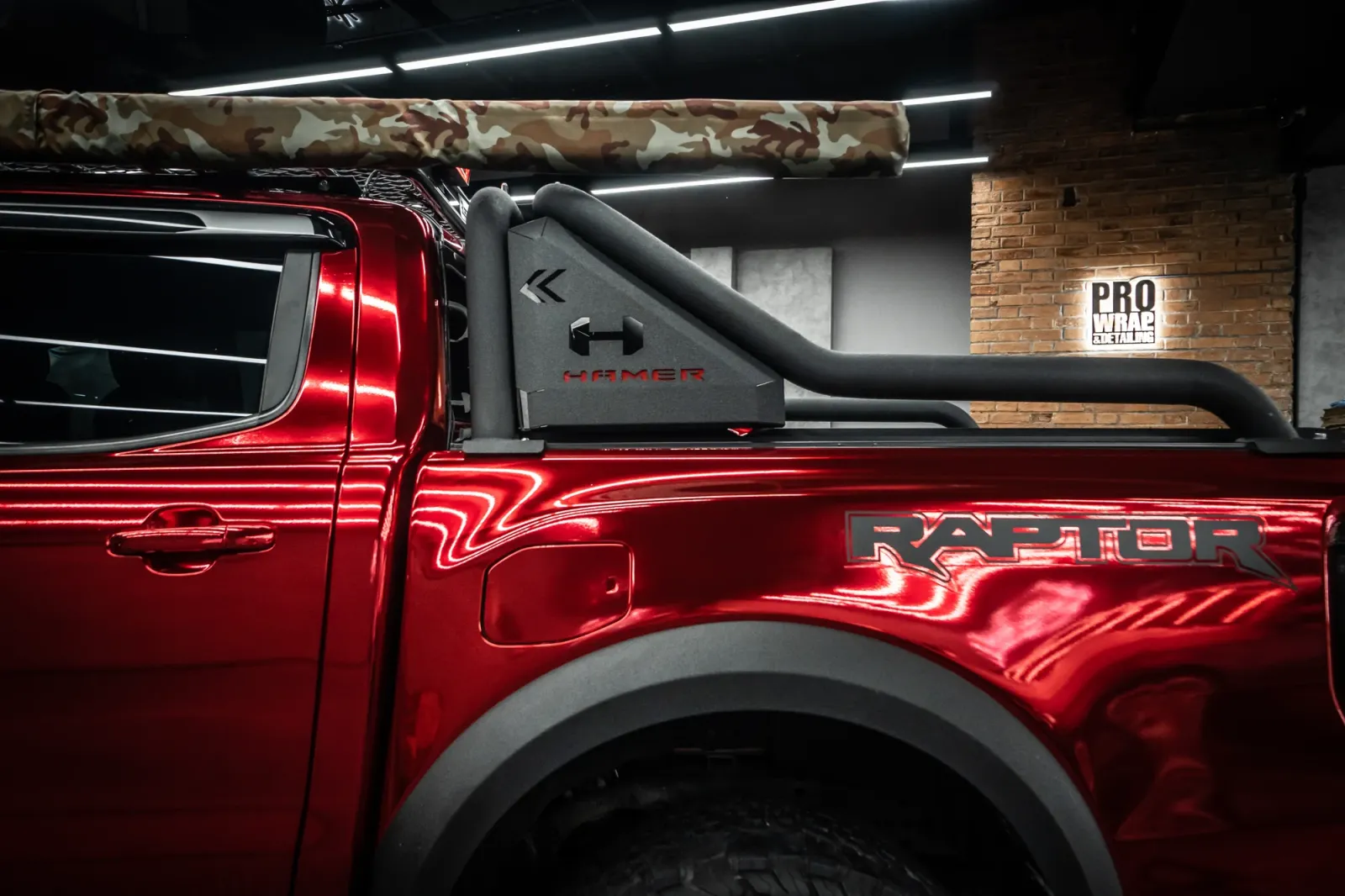 Ford Ranger Raptor dán đổi màu Chrome Red Matte Black phần thân xe