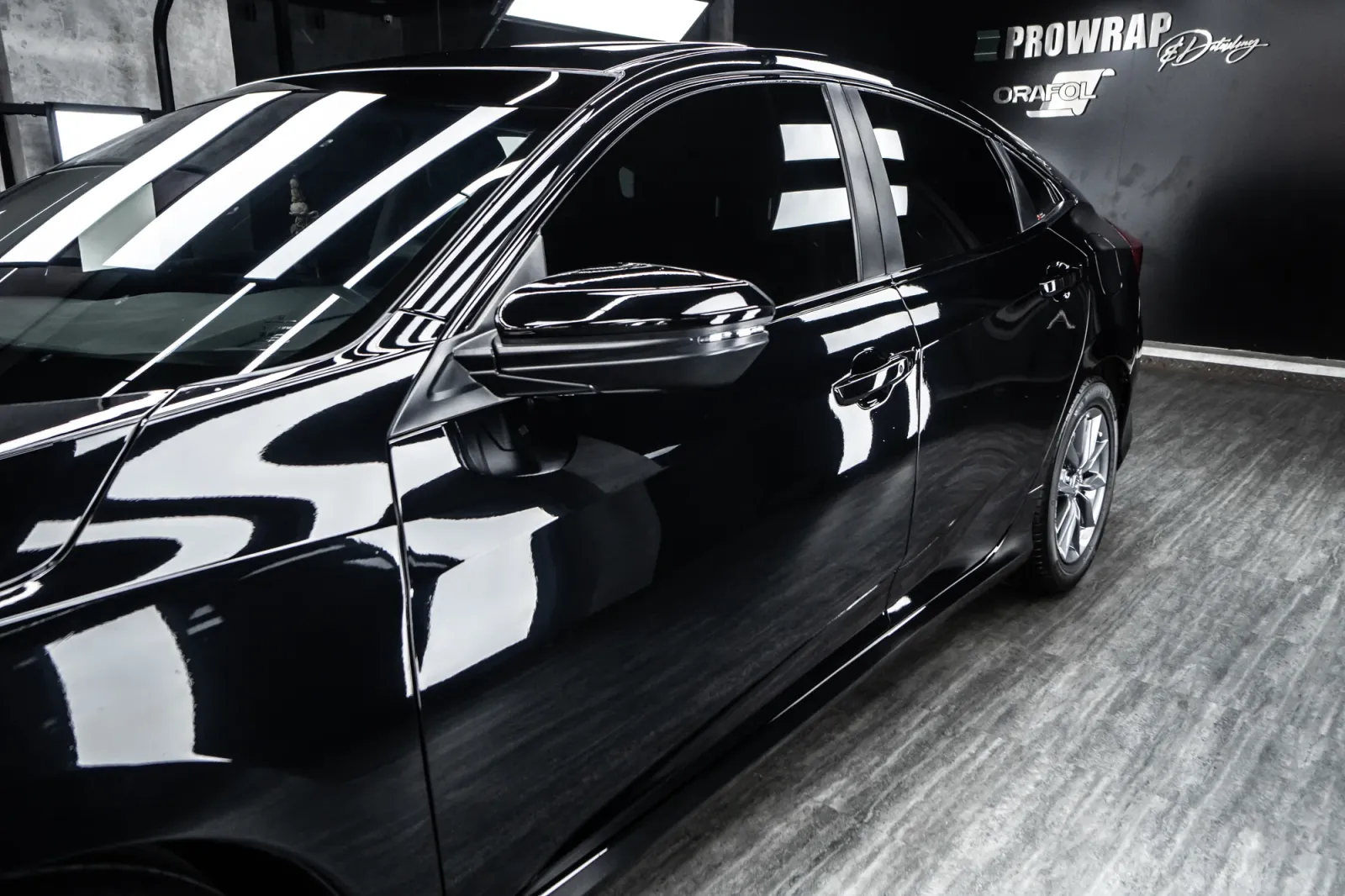 Dán đổi màu xe Honda Civic Gloss Black chi tiết gương và cửa