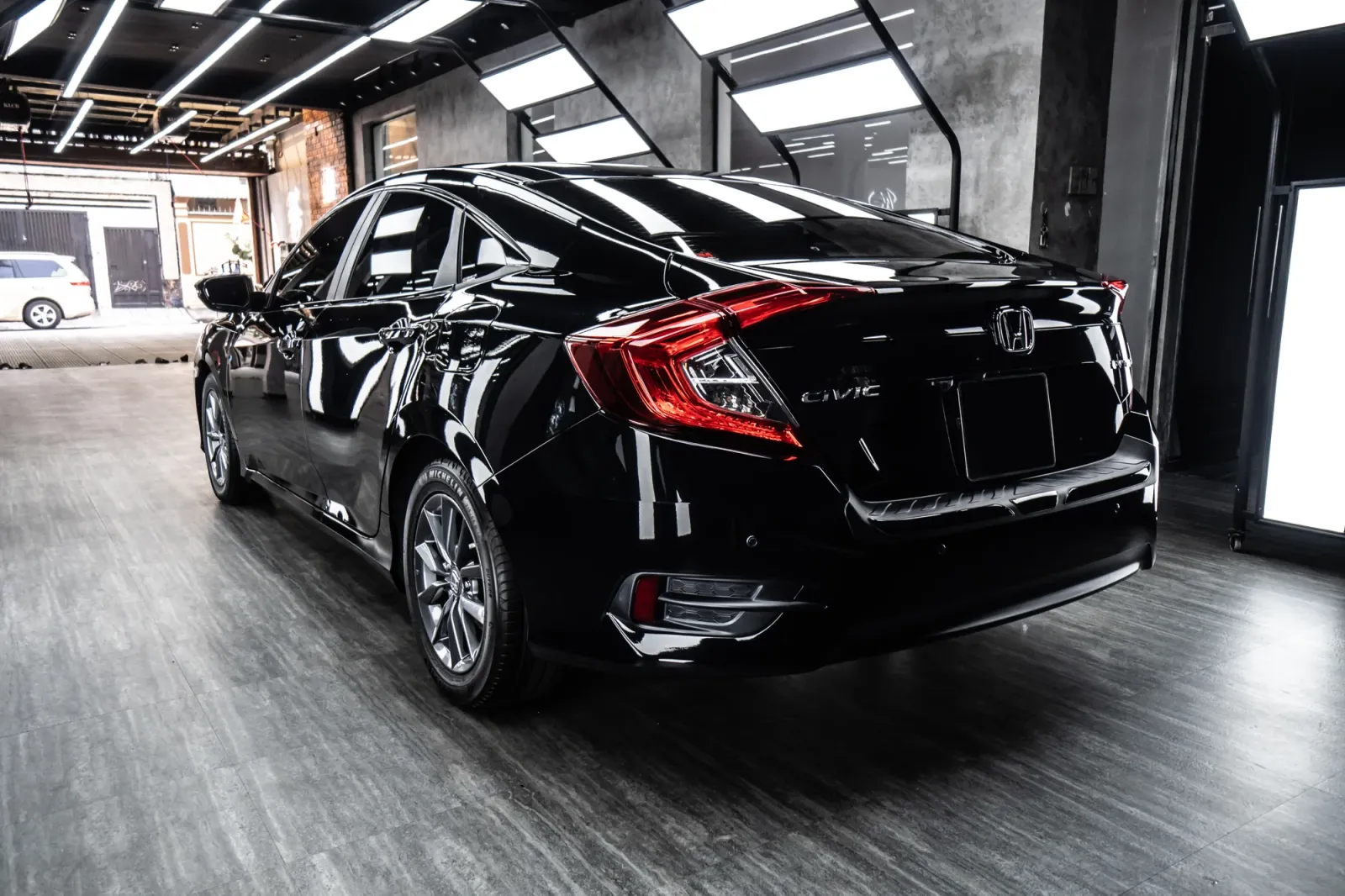 Dán đổi màu xe Honda Civic Gloss Black góc phía sau hoàn thiện