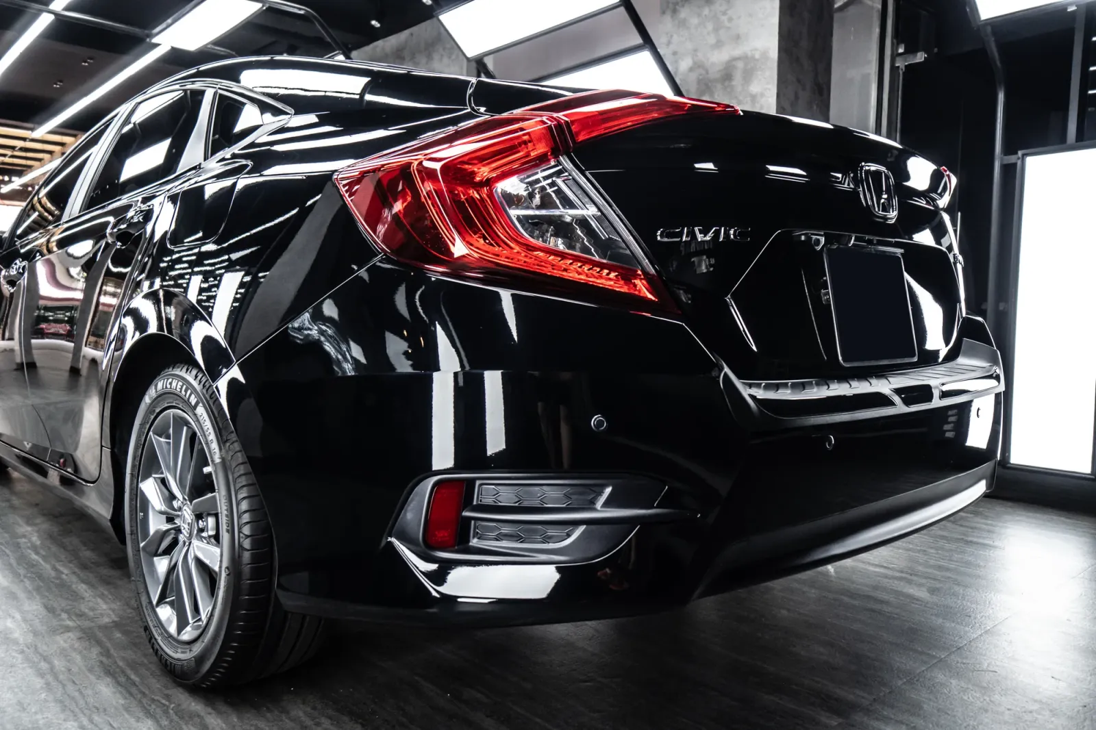Dán đổi màu xe Honda Civic Gloss Black phần đuôi và đèn hậu
