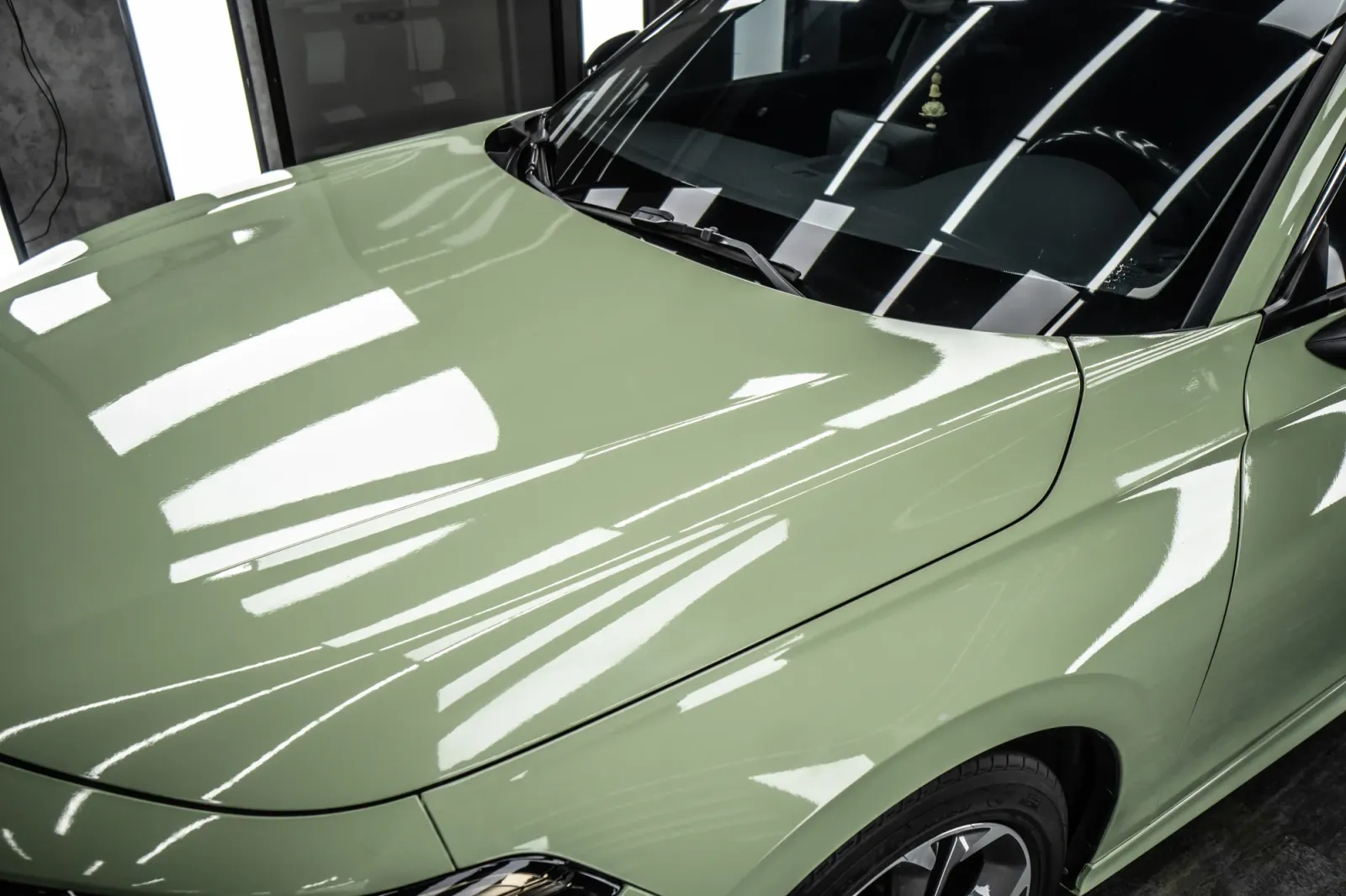 Honda Civic Gloss Khaki Green cận cảnh đầu xe và thân xe