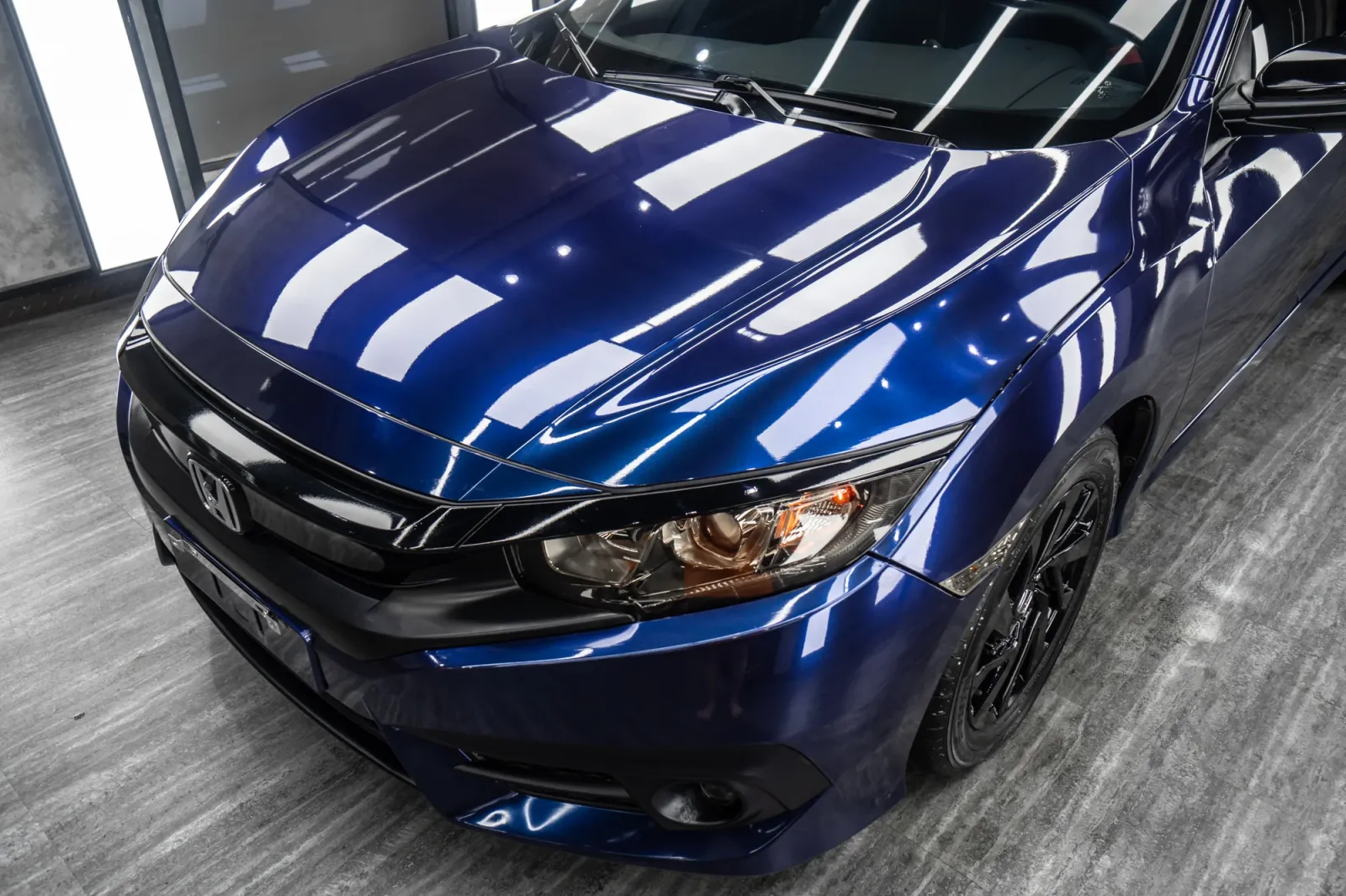 Honda Civic Gloss Deep Blue Metallic cận cảnh đầu xe và capo