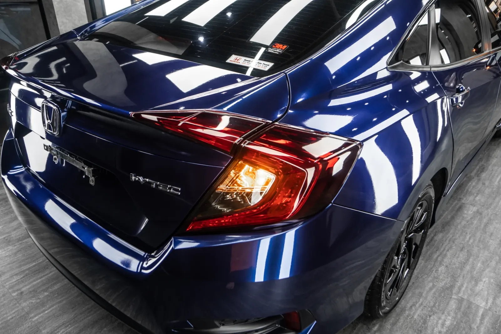 Dán đổi màu xe Honda Civic Gloss Deep Blue Metallic góc sau xe
