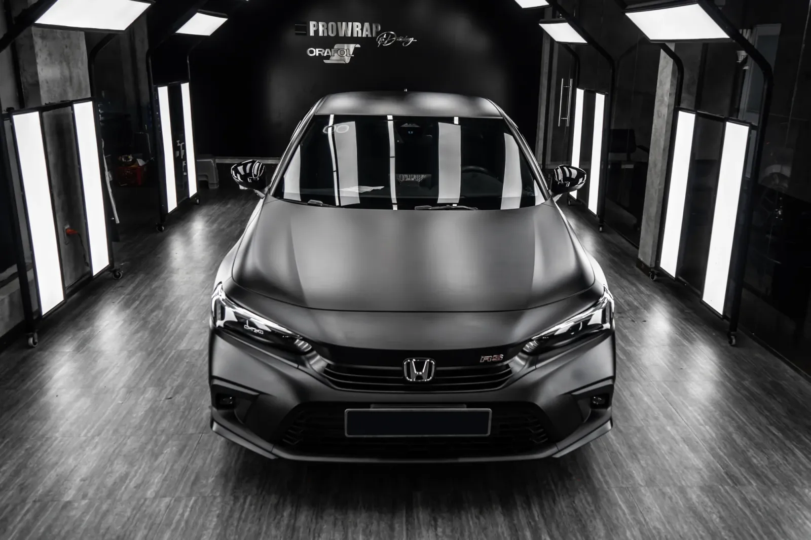 Honda Civic Matte Black sau khi dán đổi màu xe góc chính diện