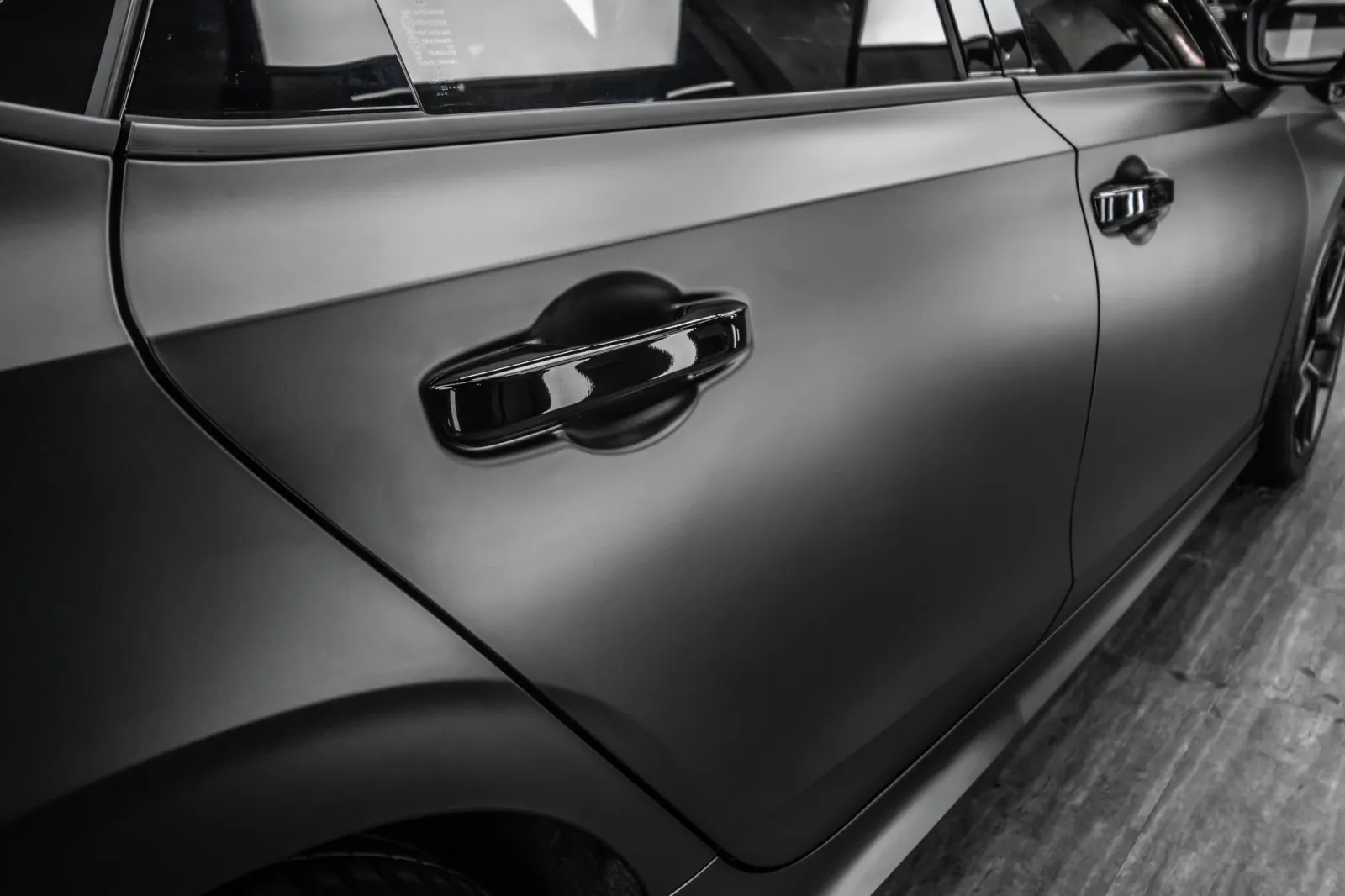 Dán đổi màu xe Honda Civic Matte Black chi tiết tay nắm cửa