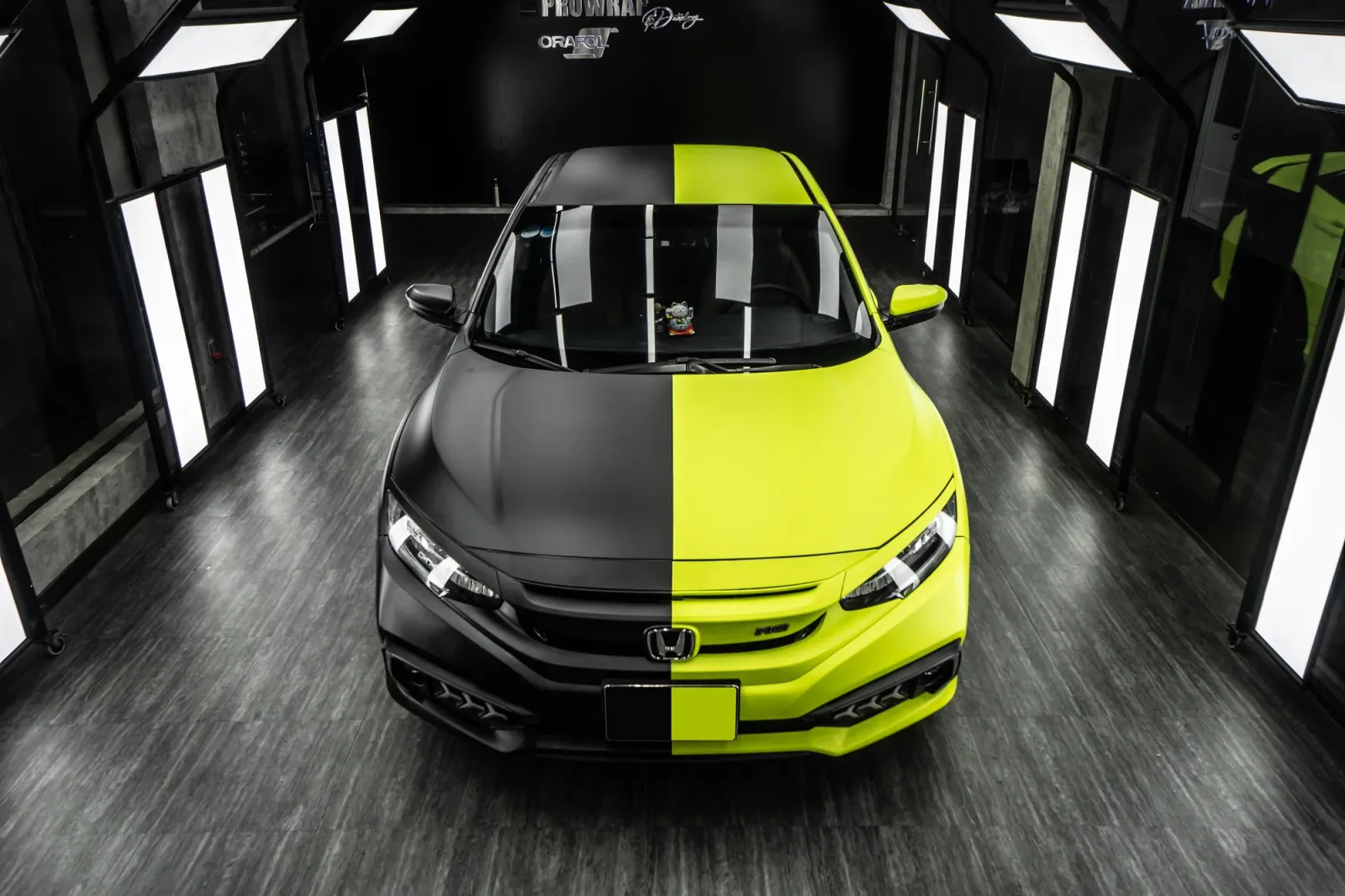 Honda Civic Matte Apple Green Black sau khi dán đổi màu xe góc chính diện