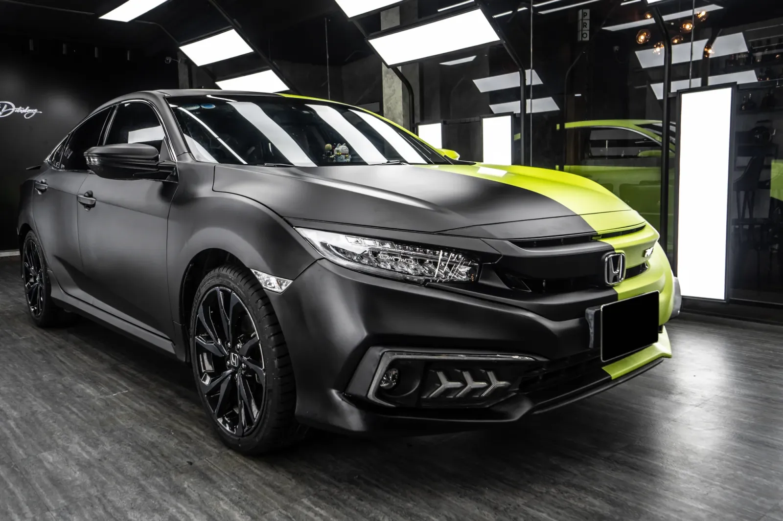 Dán đổi màu xe Honda Civic Matte Apple Green Black góc 3/4 phía trước