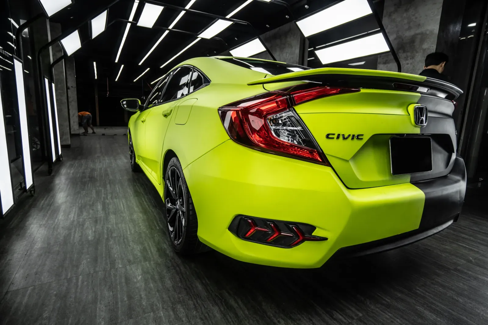Honda Civic Matte Apple Green Black góc phía sau sau khi dán đổi màu