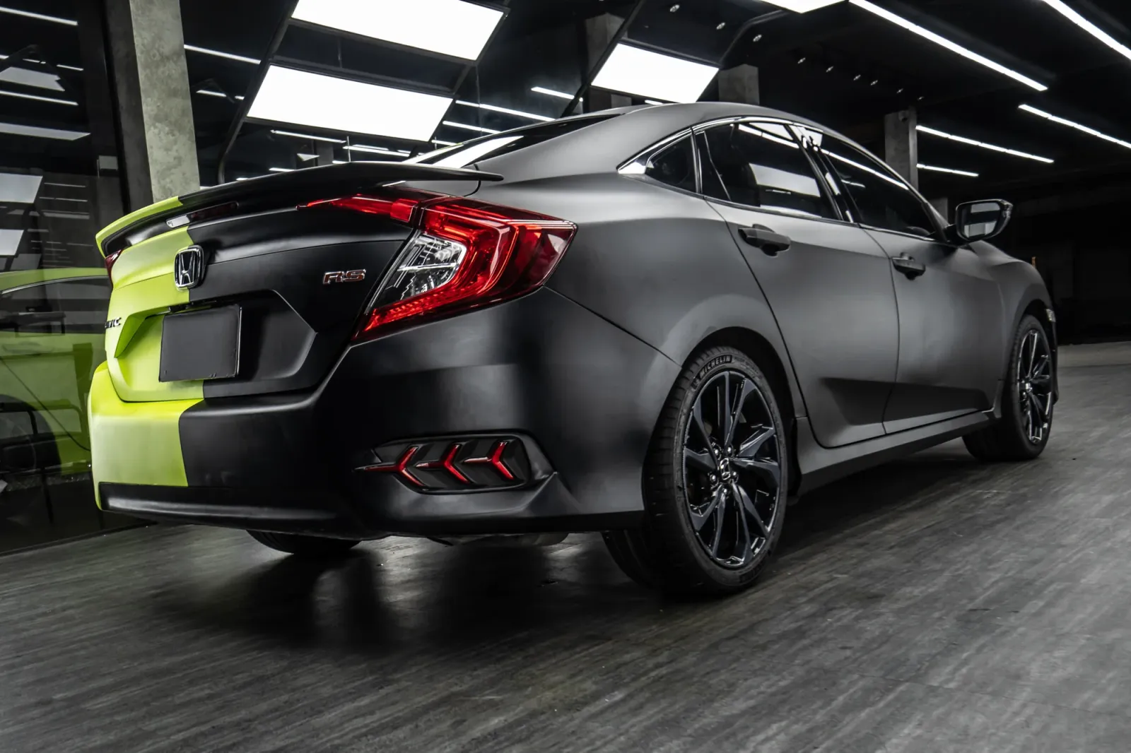 Dán đổi màu xe Honda Civic Matte Apple Green Black góc hông thân xe