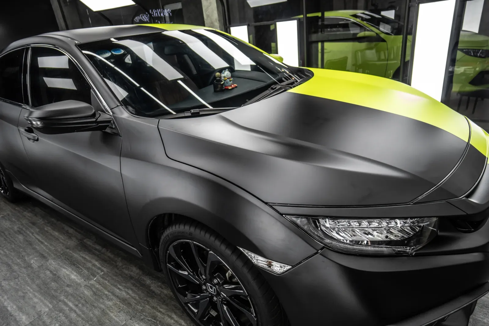 Dán đổi màu xe Honda Civic Matte Apple Green Black góc 3/4 tổng thể