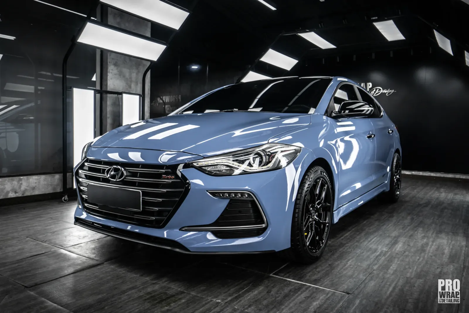 Hyundai Elantra dán đổi màu Gloss China Blue góc 3/4 phía trước