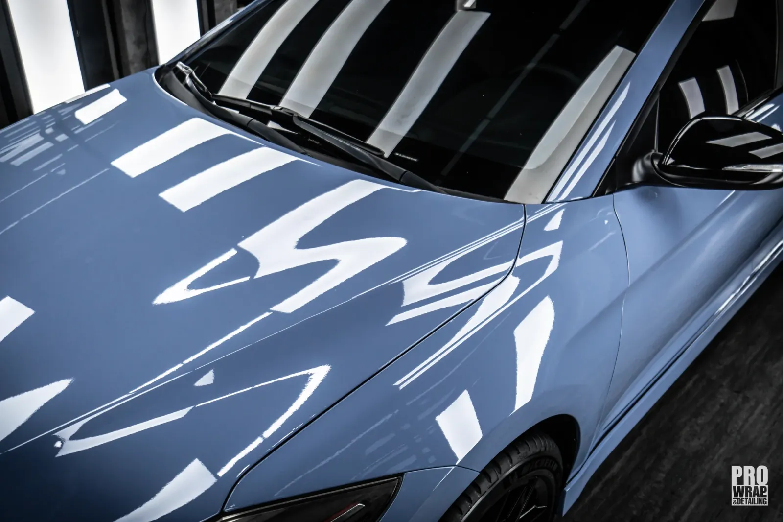 Dán đổi màu xe Hyundai Elantra Gloss China Blue cận cảnh bề mặt bóng