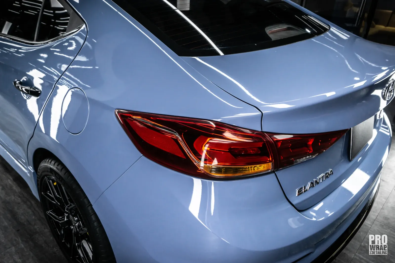 Dán đổi màu xe Hyundai Elantra Gloss China Blue phần đuôi